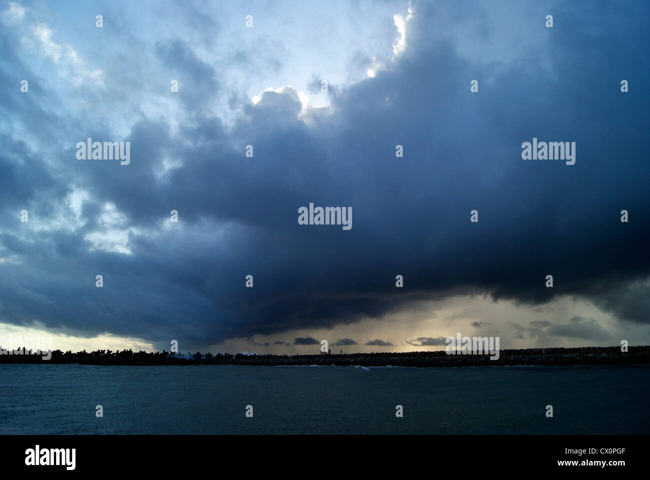 Les nuages de pluie Massive sombre sur la mer d'Oman de l'Inde dans le Kerala Mousson couvrant le soleil et pleuvoir dans un lointain Banque D'Images