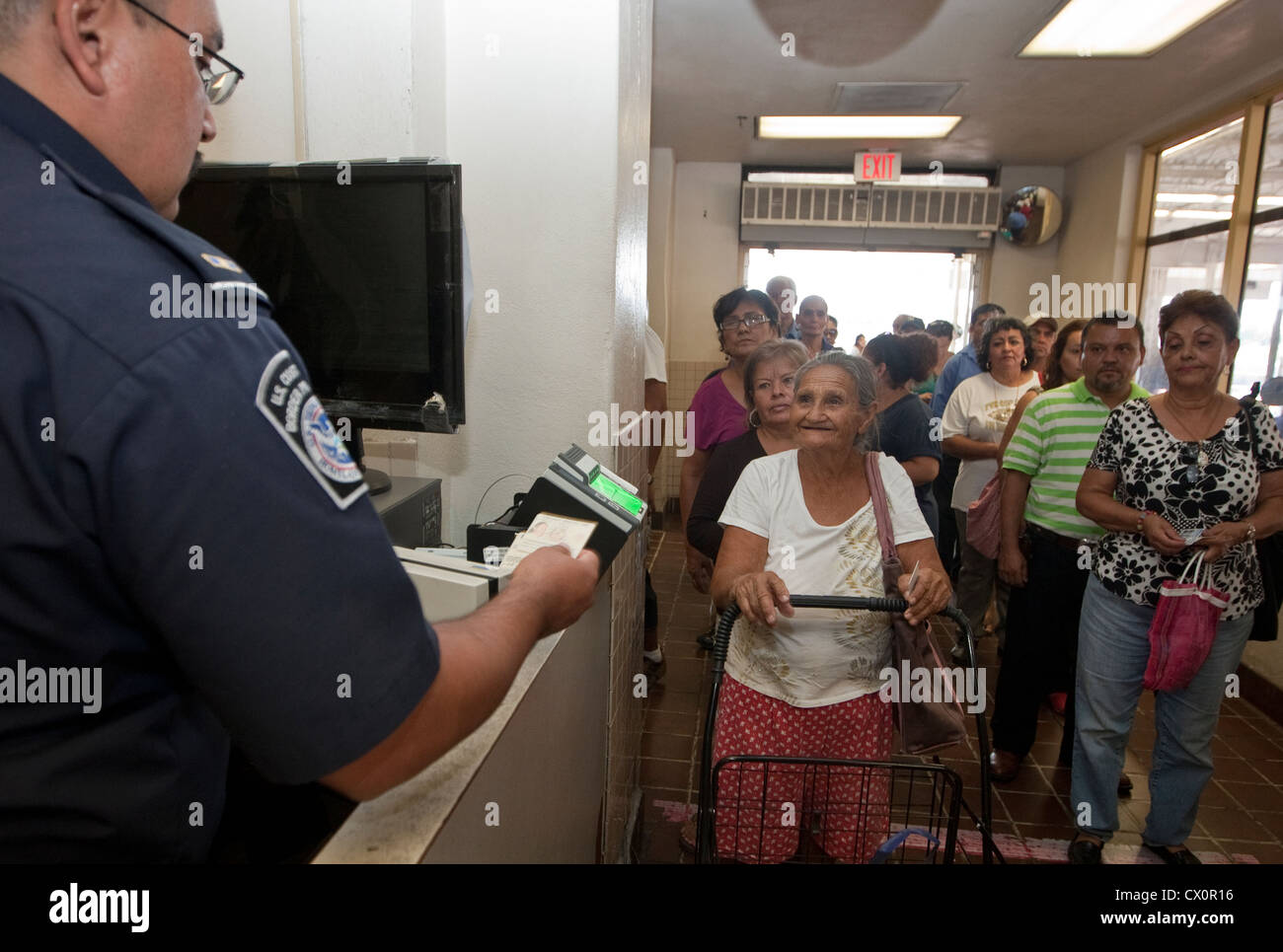 L'US Customs and Border Protection Agency assister à demander la documentation et le statut d'immigration à des gens venus dans l'US Banque D'Images
