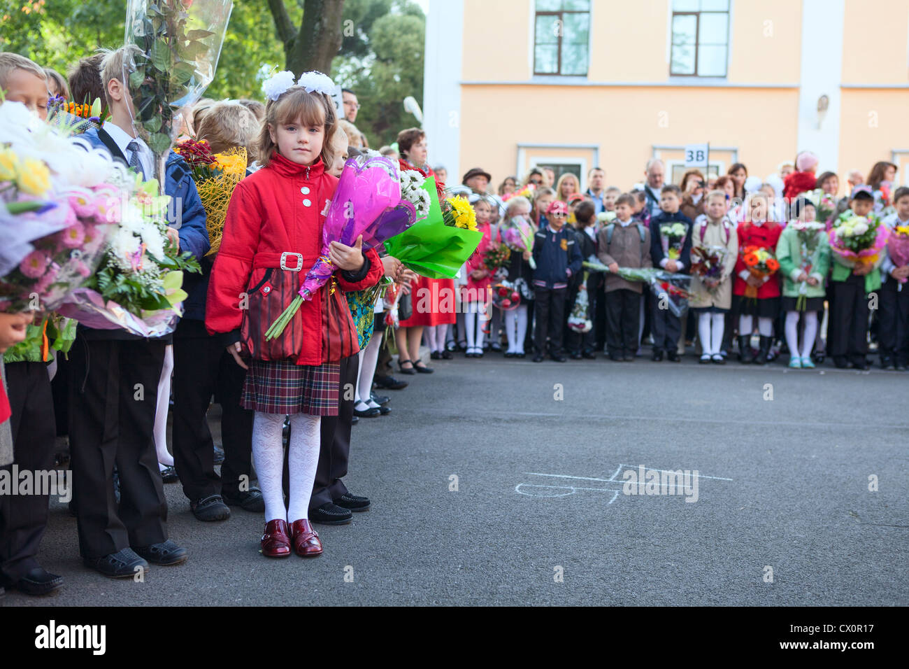 Petite fille russe et les enfants commencent l'école à première fois