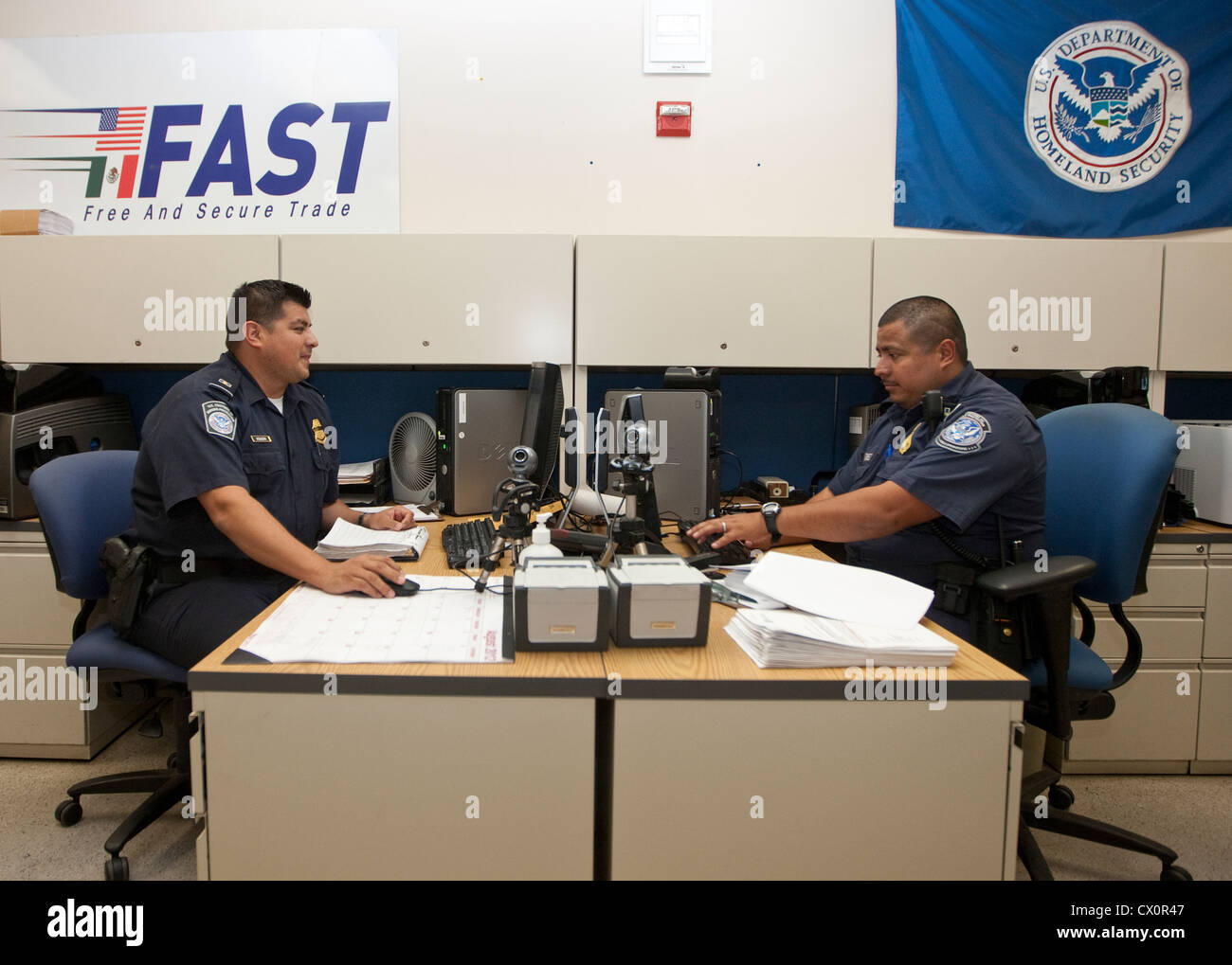 L'US Customs and Border Protection Agency entrer des informations dans la base de données de l'ordinateur au poste frontière Mexique États-Unis Banque D'Images