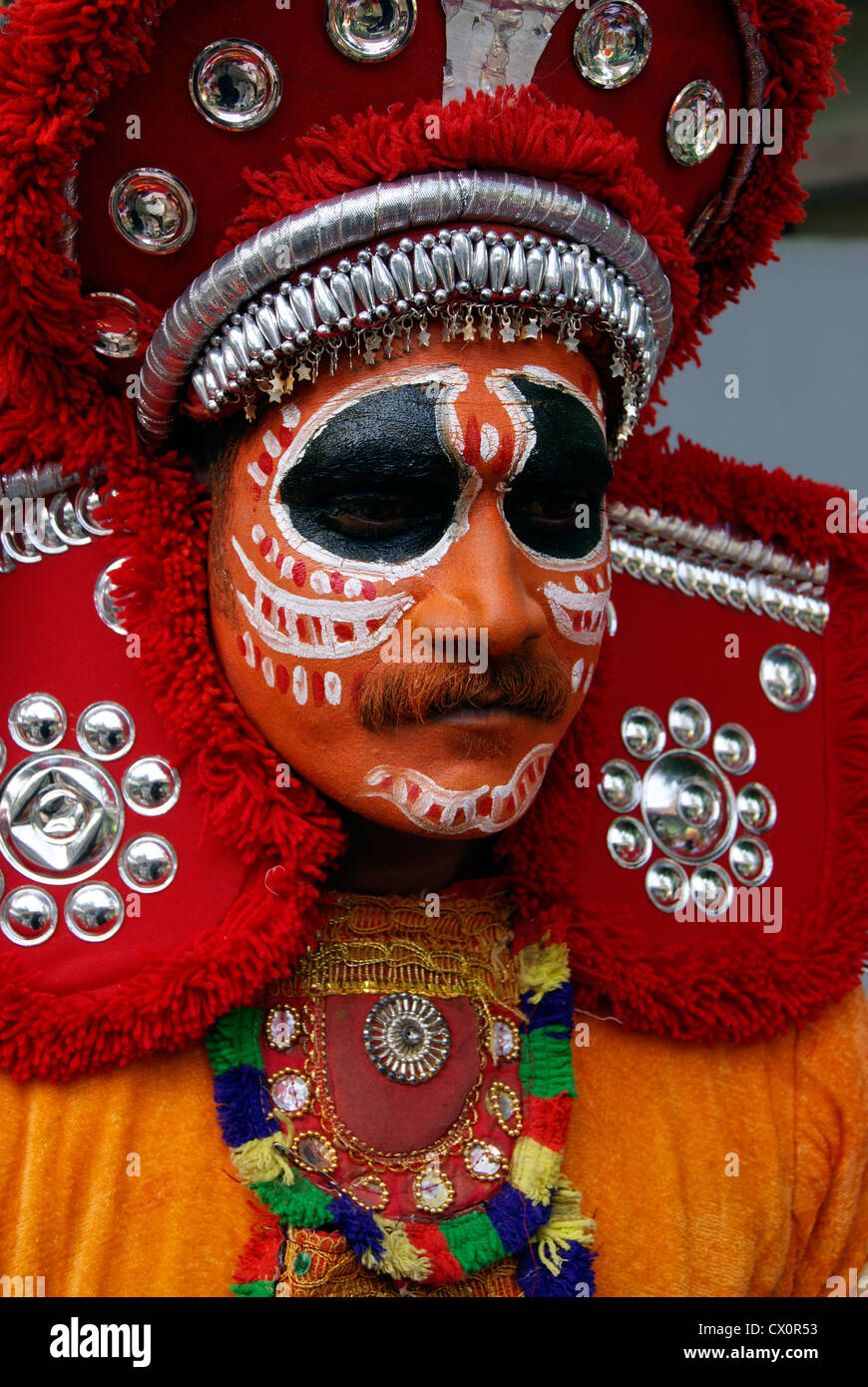 Artiste folklorique en plein maquillage pour Onam célébration festival performance en procession lors de la route de la ville de Trivandrum Kerala, Inde Banque D'Images