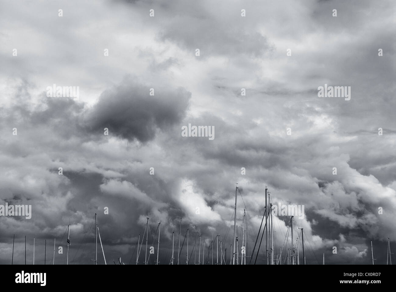 Mâts sous de gros nuages Banque D'Images
