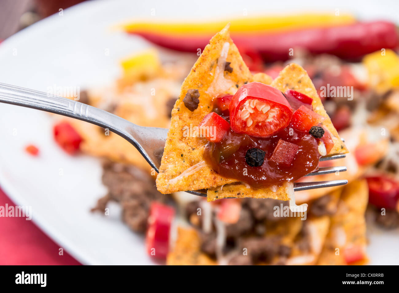 Nachos frais sur une fourchette avec passage à l'arrière-plan Banque D'Images