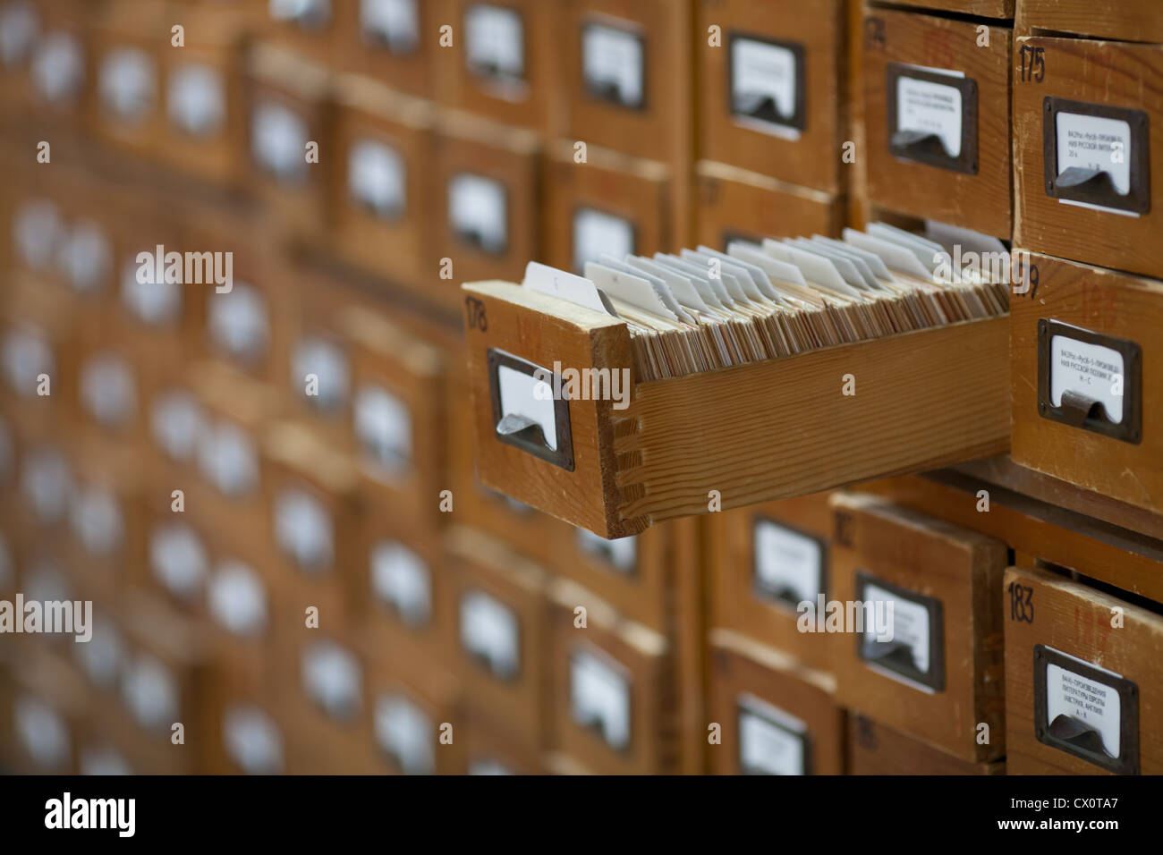 Concept de base de données. vintage cabinet. carte de bibliothèque ou d'un fichier catalogue. Banque D'Images