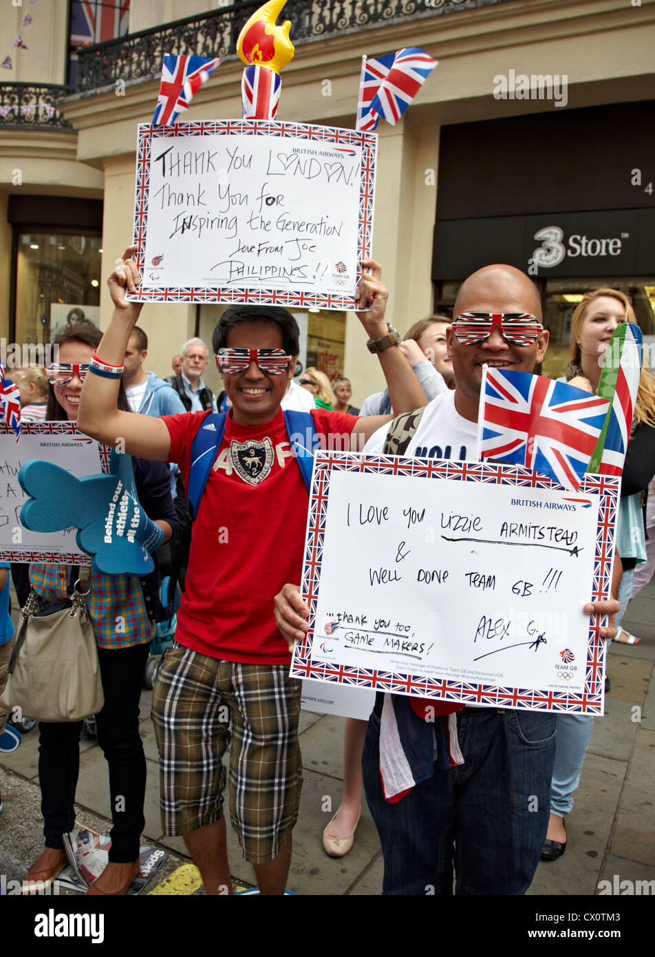 Encourager les gens à Londres en 2012 la Parade de la victoire des athlètes Banque D'Images