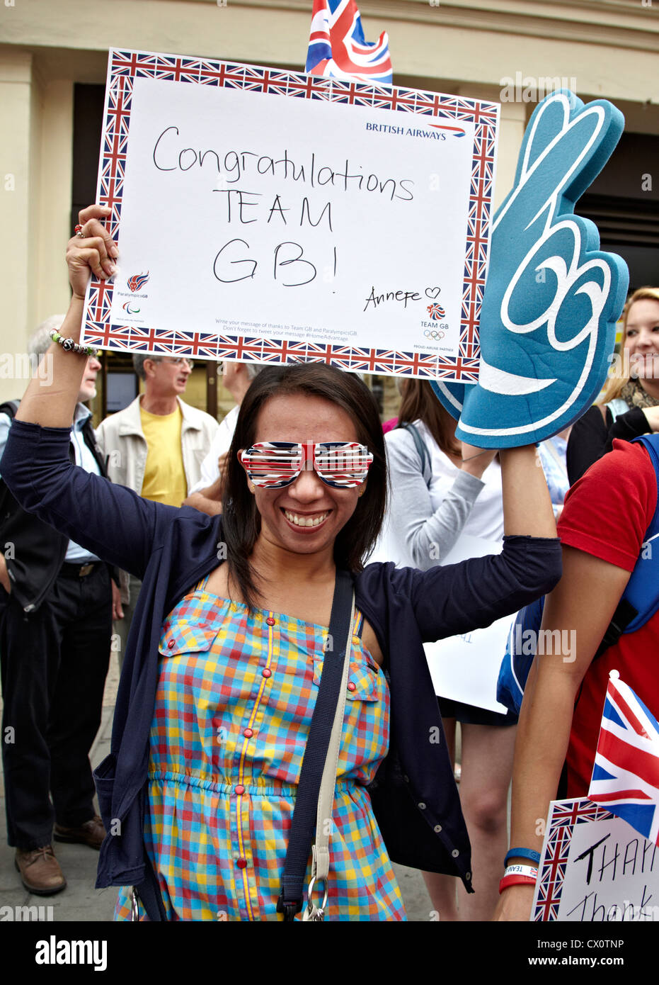 Encourager les gens à Londres en 2012 la Parade de la victoire des athlètes Banque D'Images