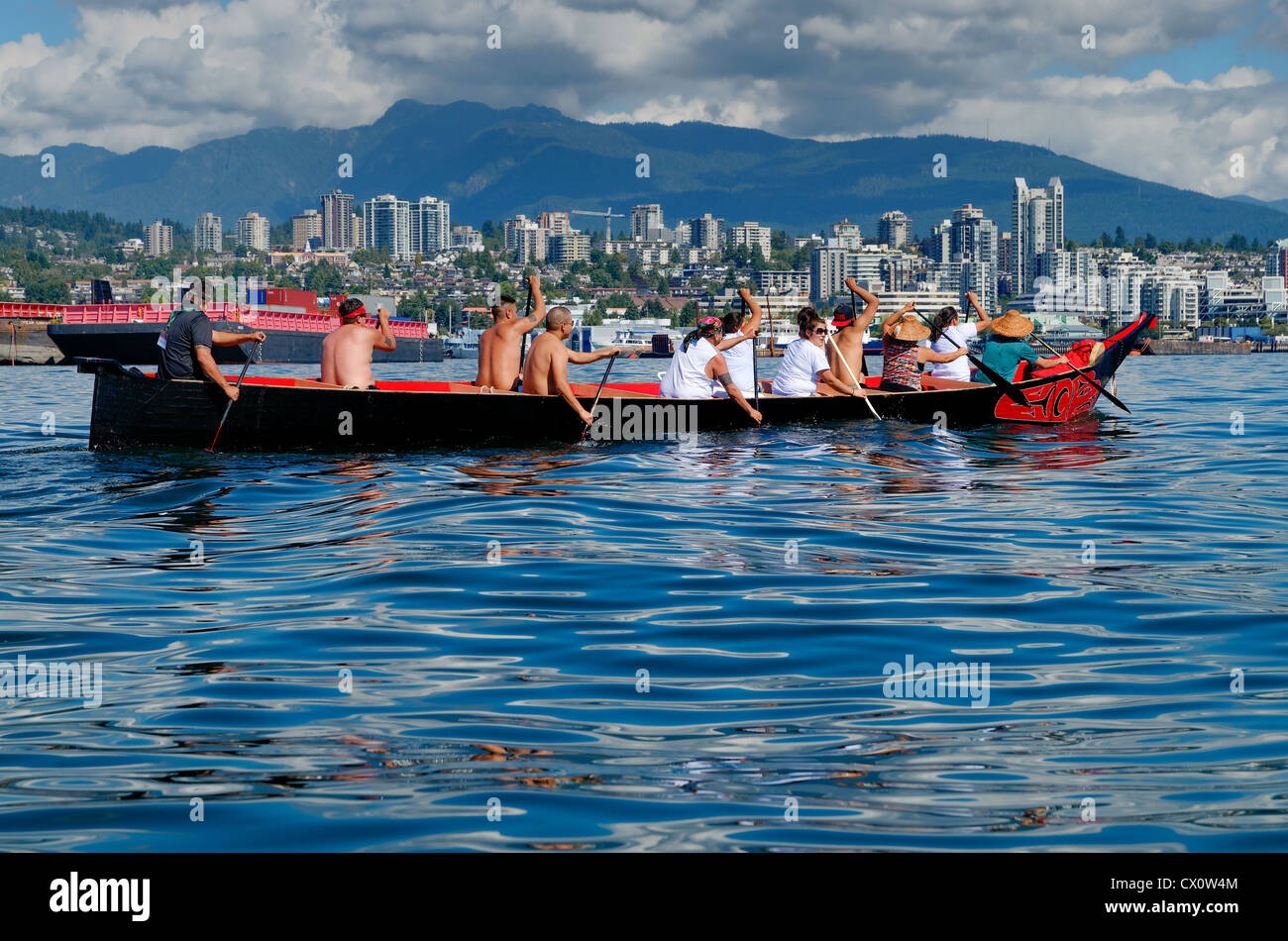 Beaucoup de gens, un canot. Les Premières Nations Salish, Rassemblement de canots pour protéger la mer des Salish, le 1 septembre 2012. Banque D'Images