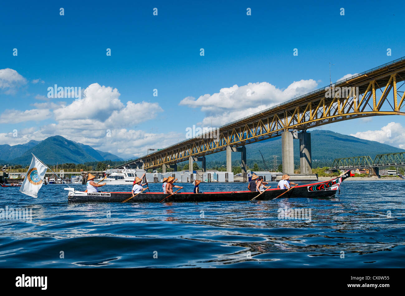 Les Premières Nations de Squamish approches canoë Ferronniers Memorial Bridge, l'Inlet Burrard, Vancouver. Banque D'Images