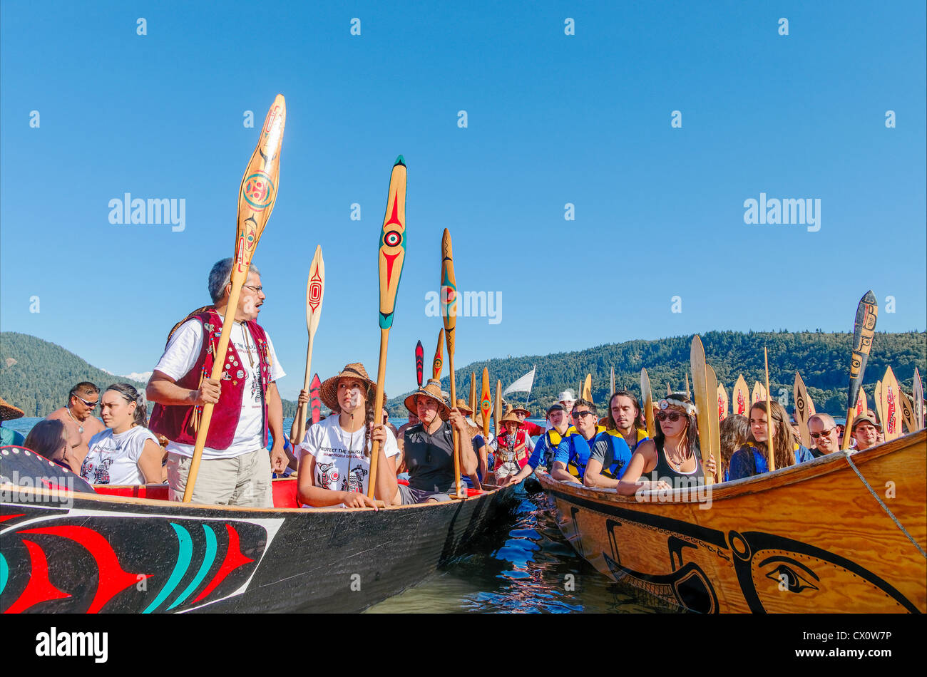 Rassemblement de canots pour protéger la mer des Salish, le 1 septembre 2012. En attendant bienvenue à Whey-ah-Wichen (Cates Park) N. Vancouver. Banque D'Images