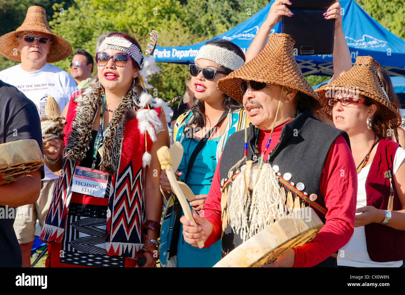 Tambours, beaucoup de gens, un canot. Les Premières Nations Salish, Rassemblement de canots pour protéger la mer des Salish Banque D'Images