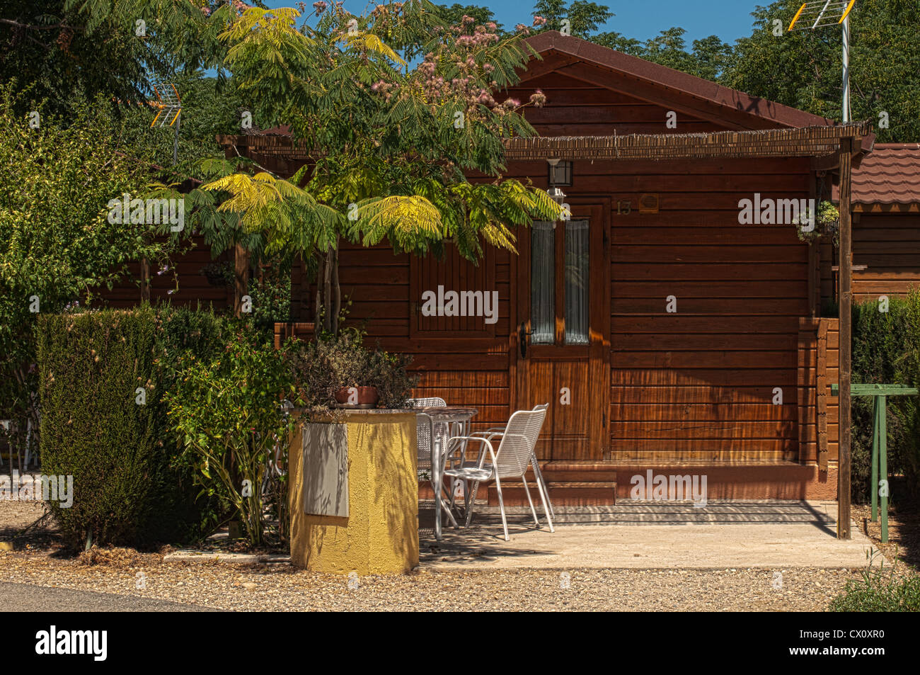 Ce bungalow en bois et jardin Banque D'Images