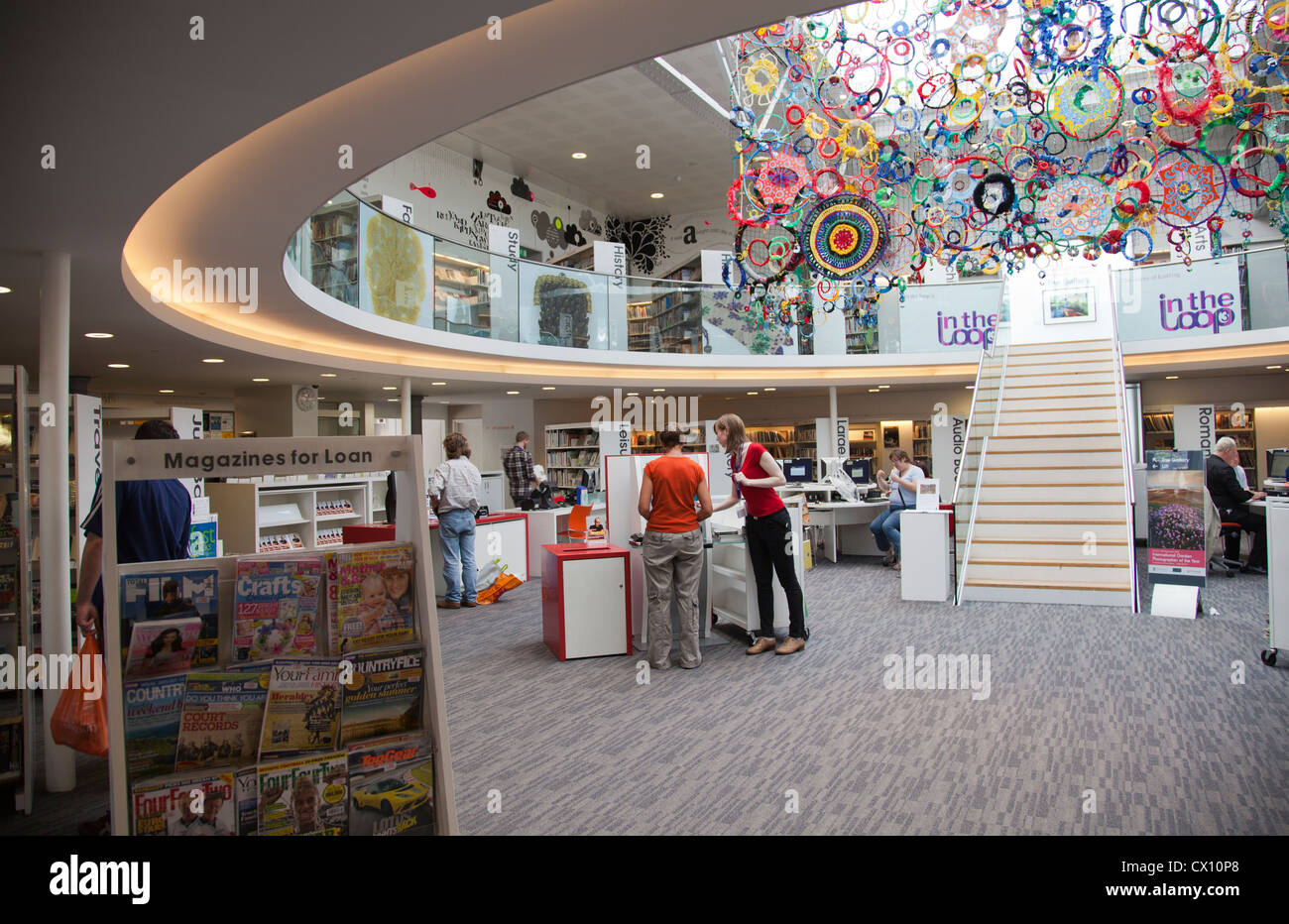 Bibliothèque publique à Discovery Centre de Winchester - Hampshire UK Banque D'Images