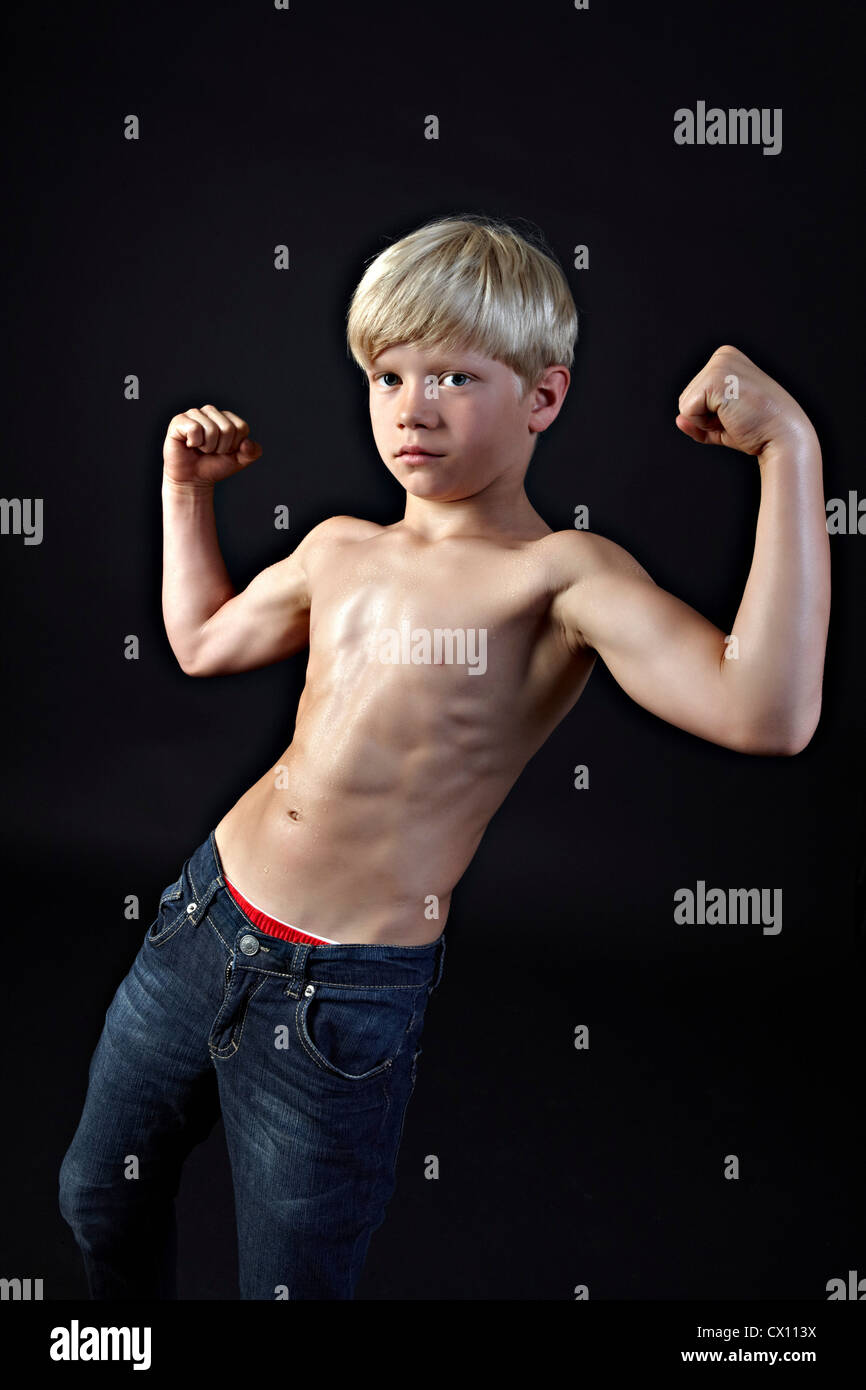 Boy flexing muscles Banque D'Images