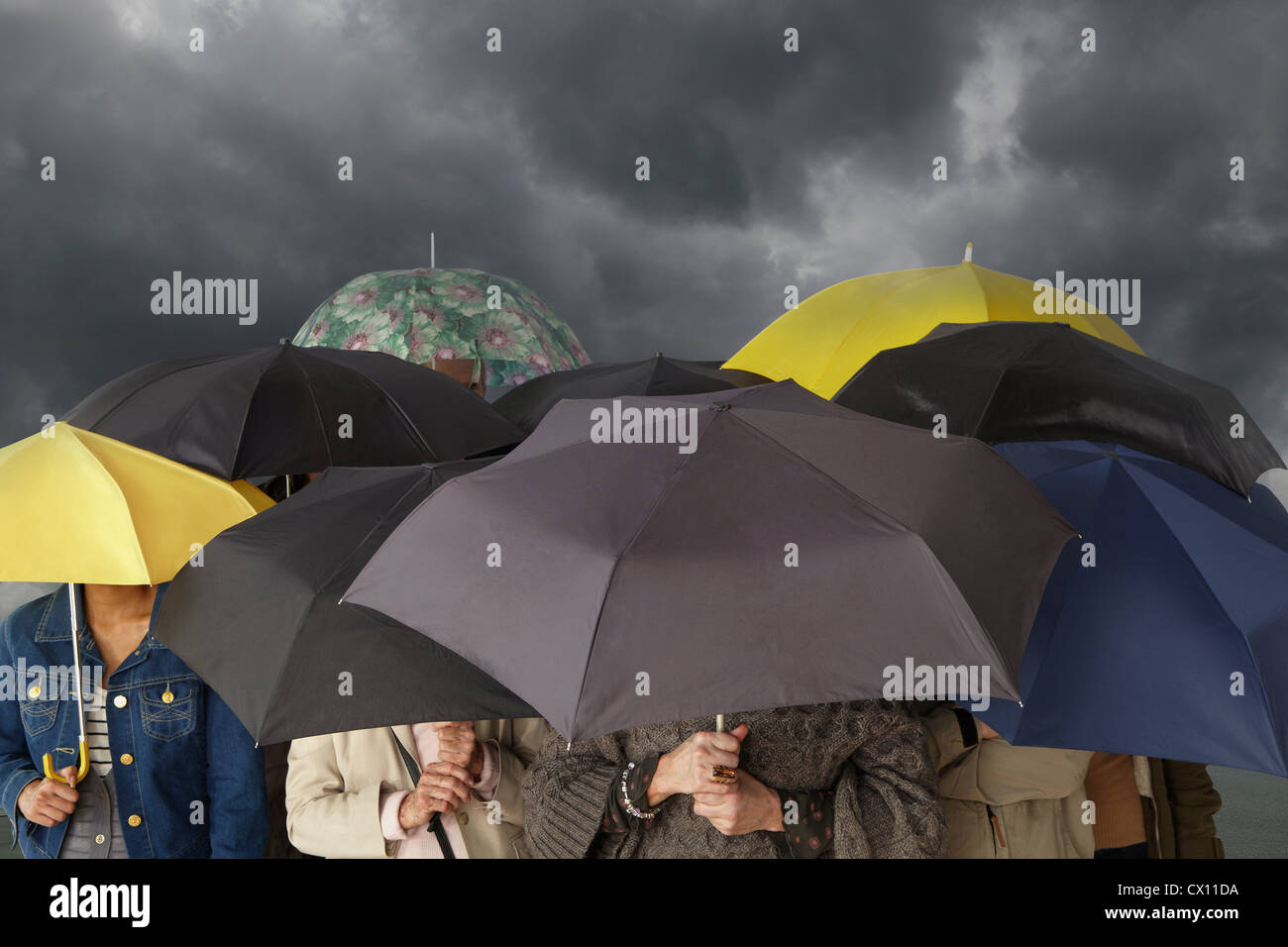 Groupe de personnes avec des parasols Banque D'Images