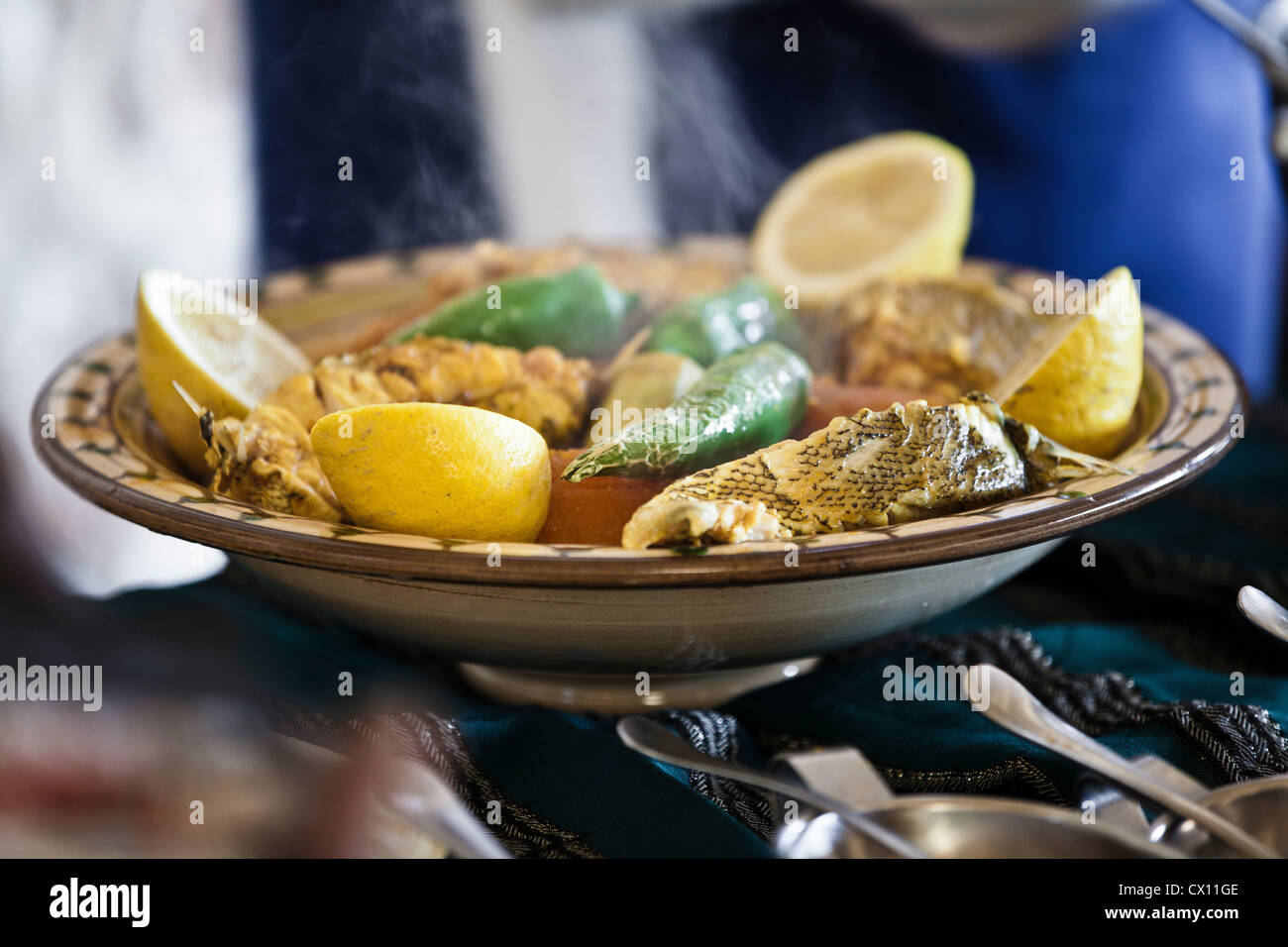 Restaurant tunisien plat de légumes avec du groupeur, Djerba Banque D'Images