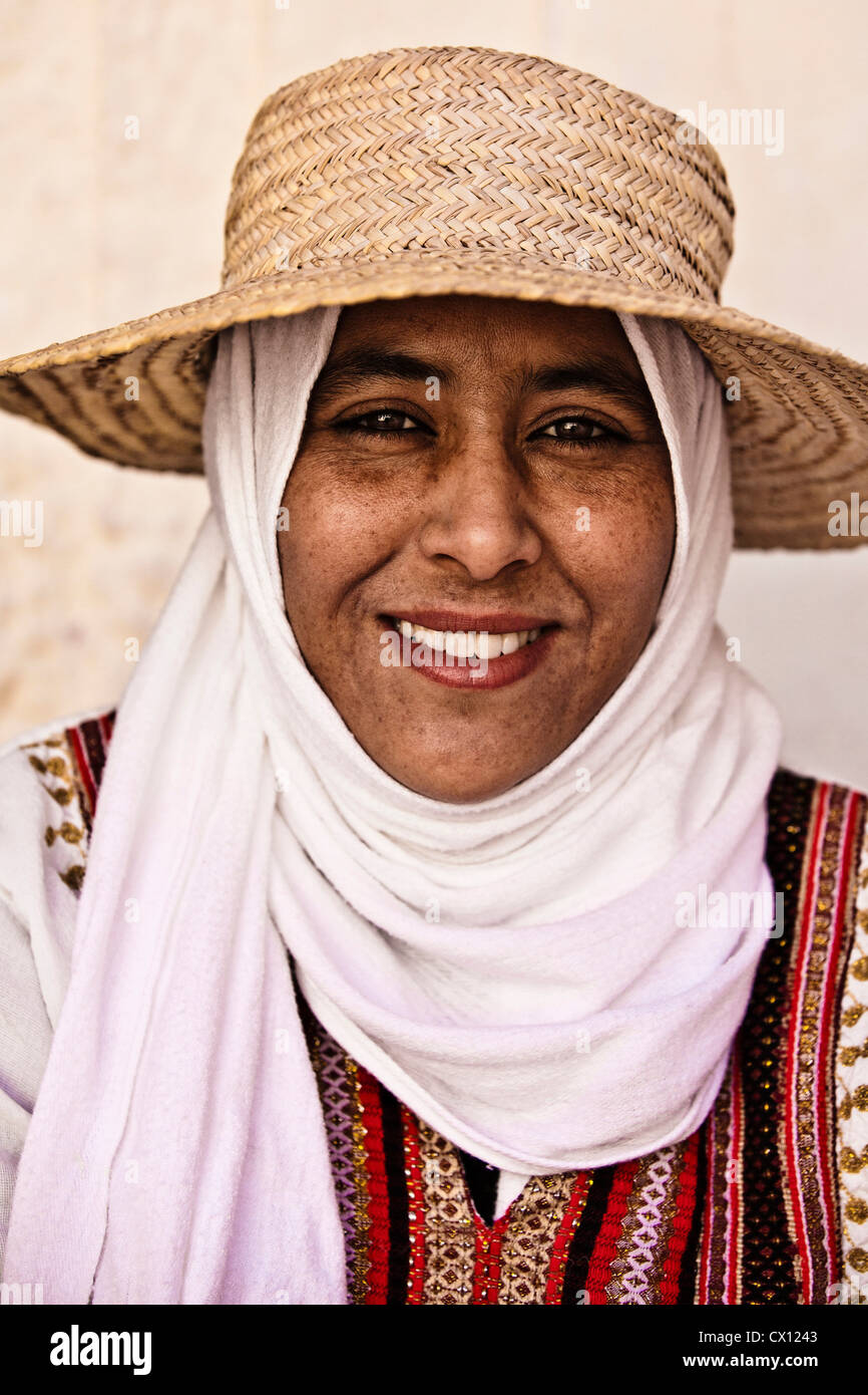 Portrait d'une jeune femme portant un chapeau et foulard à Djerba, Tunisie Banque D'Images