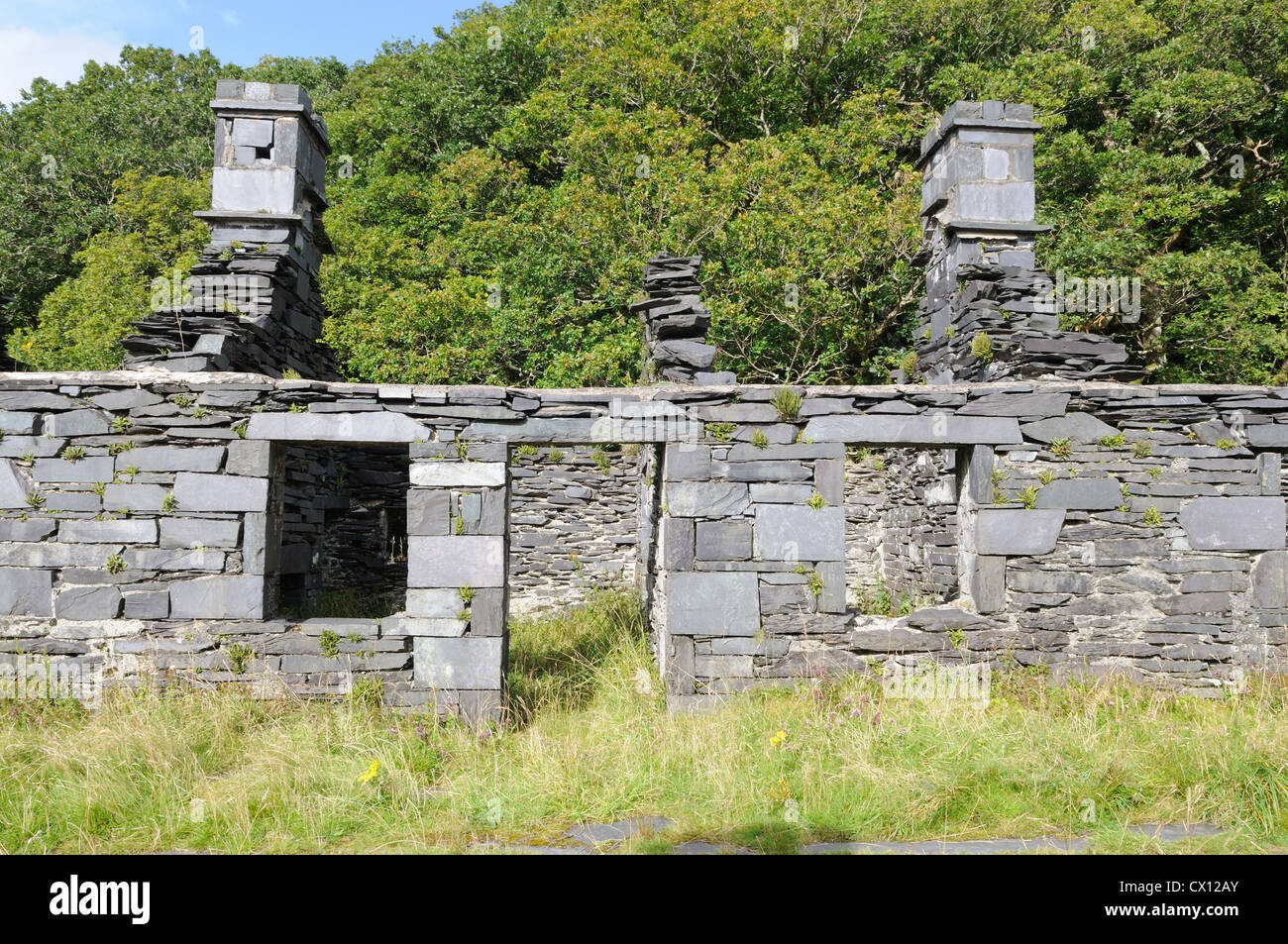 Ruines de la caserne d'Anglesey carriers's cottages Dinorwig Ardoise Elidir Fawr Llanberis Snowdonia, Pays de Galles Cymru UK GO Banque D'Images