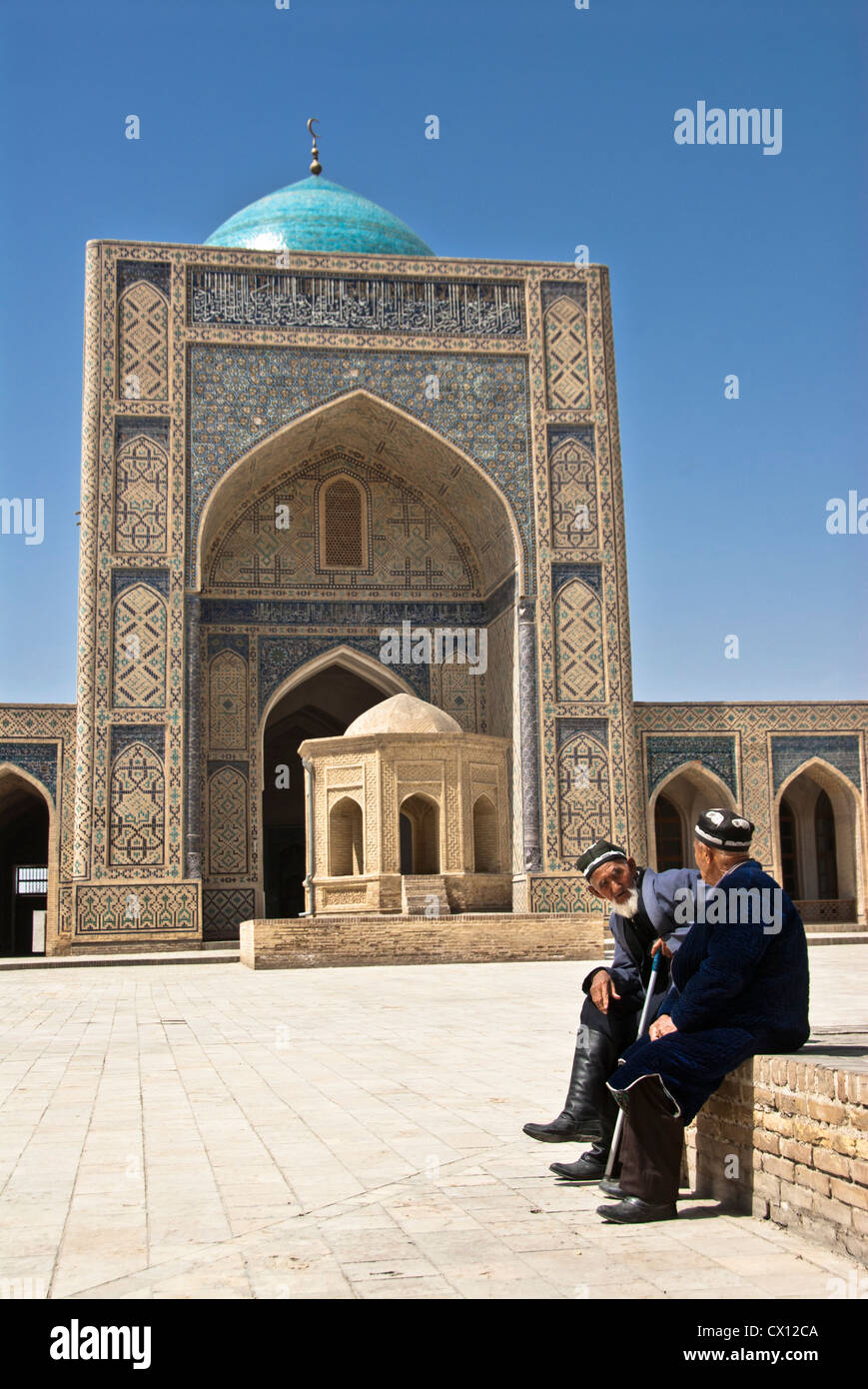 Les hommes supérieur ouzbek de remorquage au patio intérieur de la mosquée Kalon, Boukhara, Ouzbékistan Banque D'Images