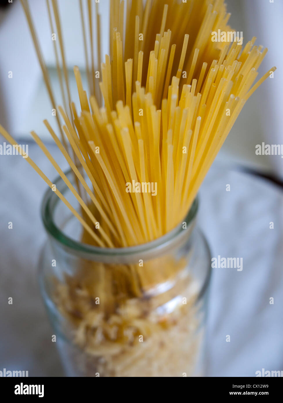 Spaghetti dans un bocal en verre. Banque D'Images