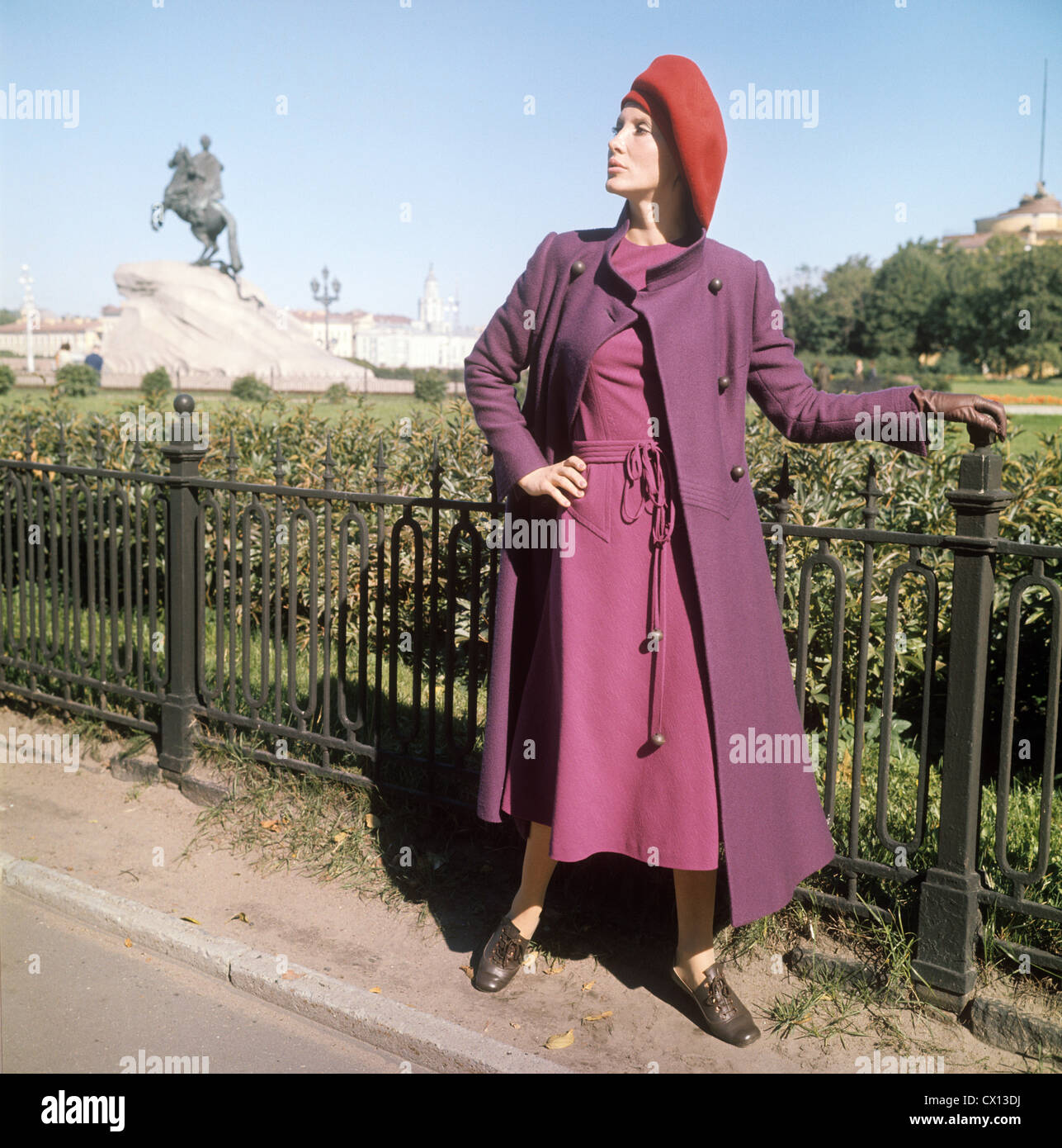 Leningrad Urss Maison De Mode De Leningrad Un Modele Montre L Habit Des Femmes Avec Un Beret Rouge Tass Photo P Fedotov Photo Stock Alamy