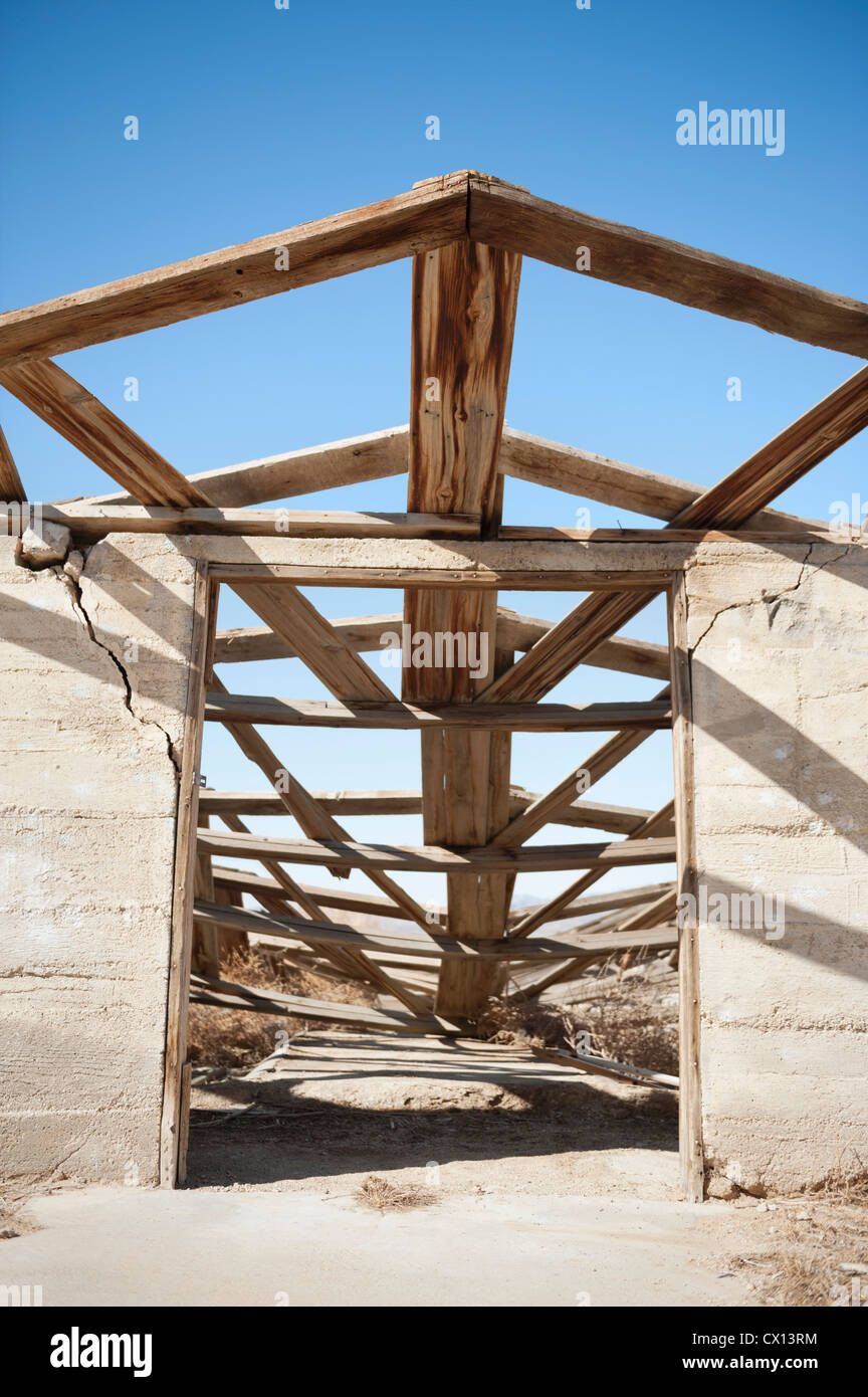 Avis de maison abandonnée contre ciel bleu clair Banque D'Images