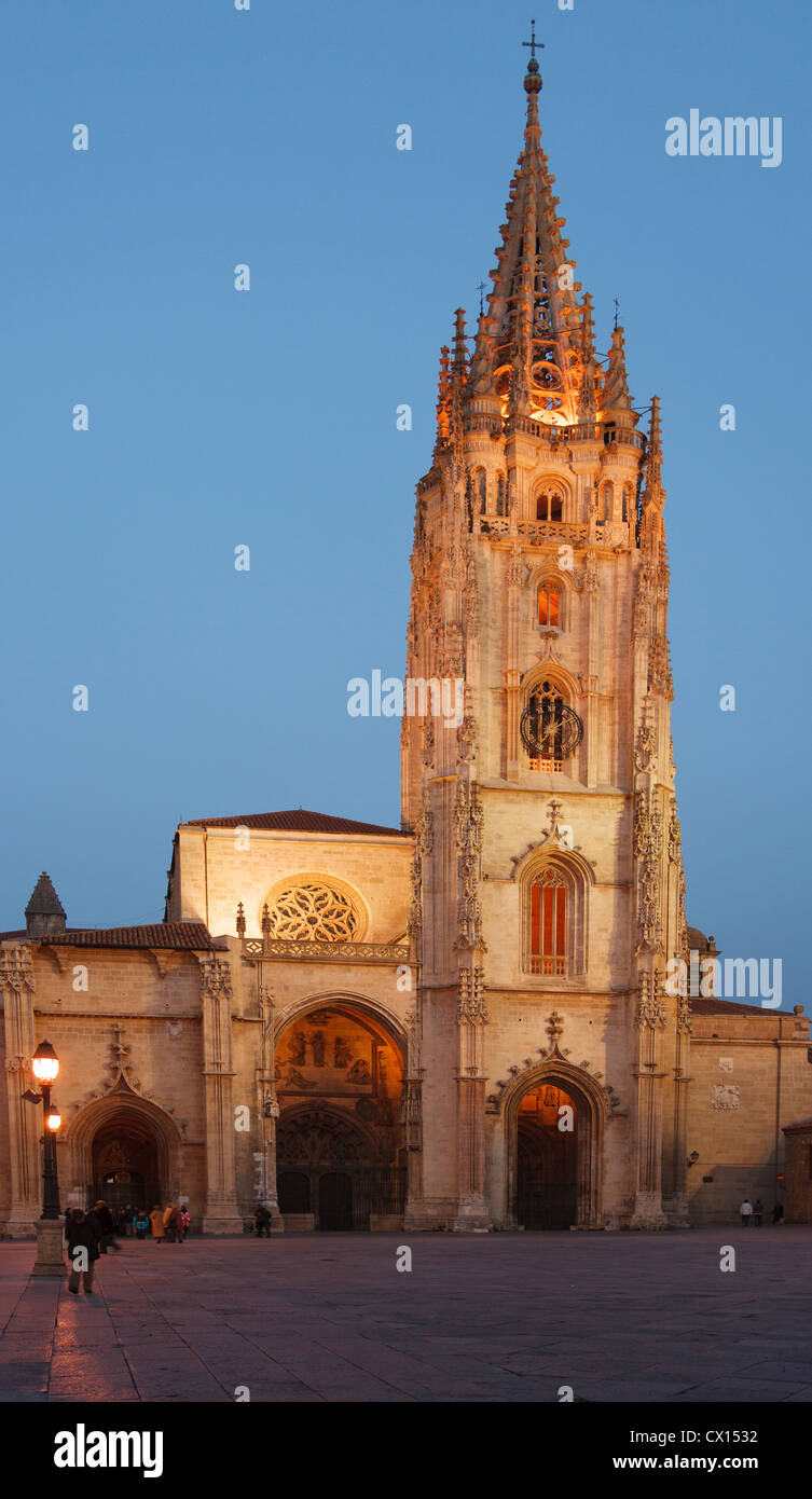 Basilique Cathédrale métropolitaine de San Salvador au coucher du soleil, Oviedo, Asturias, Espagne. Banque D'Images