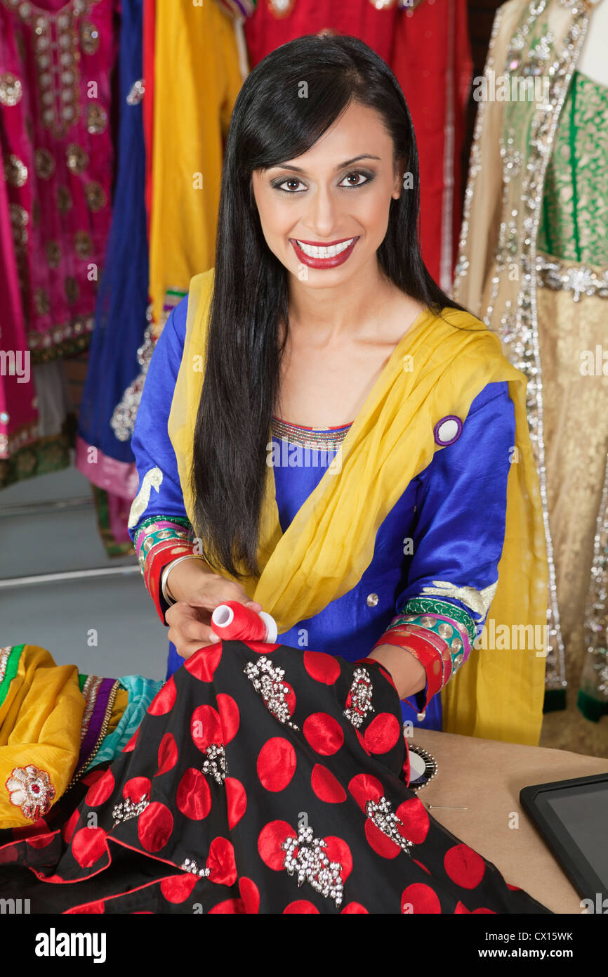 Portrait d'une couturière d'Indiennes de couleur de fil correspondant avec le chiffon Banque D'Images