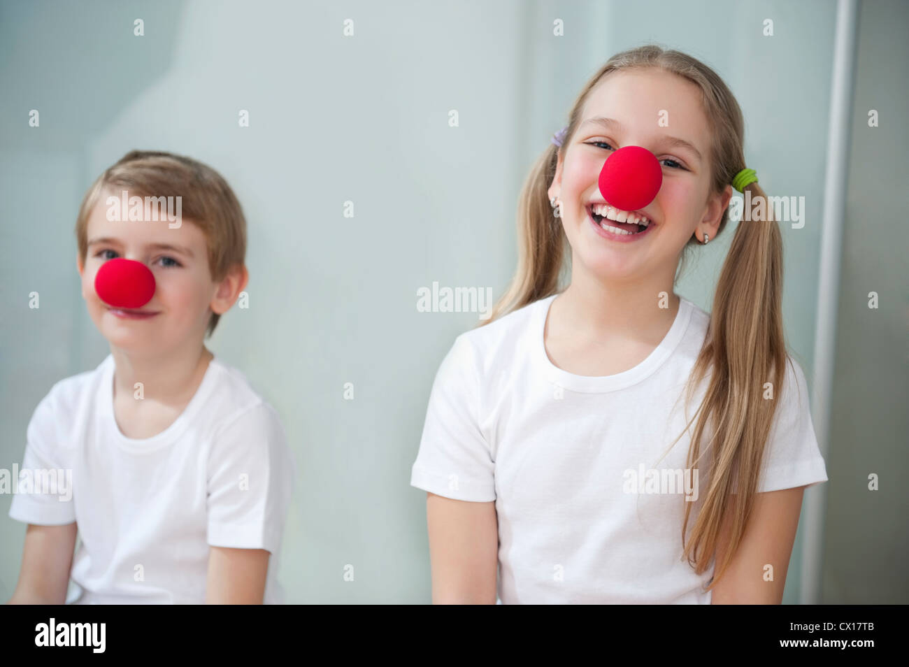Portrait des enfants portant des nez de clown Banque D'Images