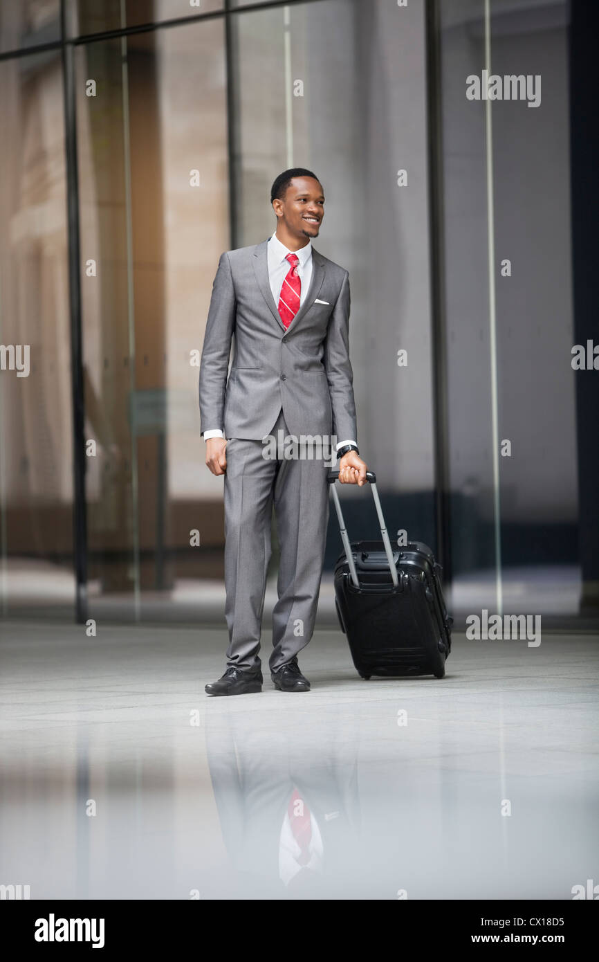 Happy male executive avec assurance sur un voyage d'affaires Banque D'Images