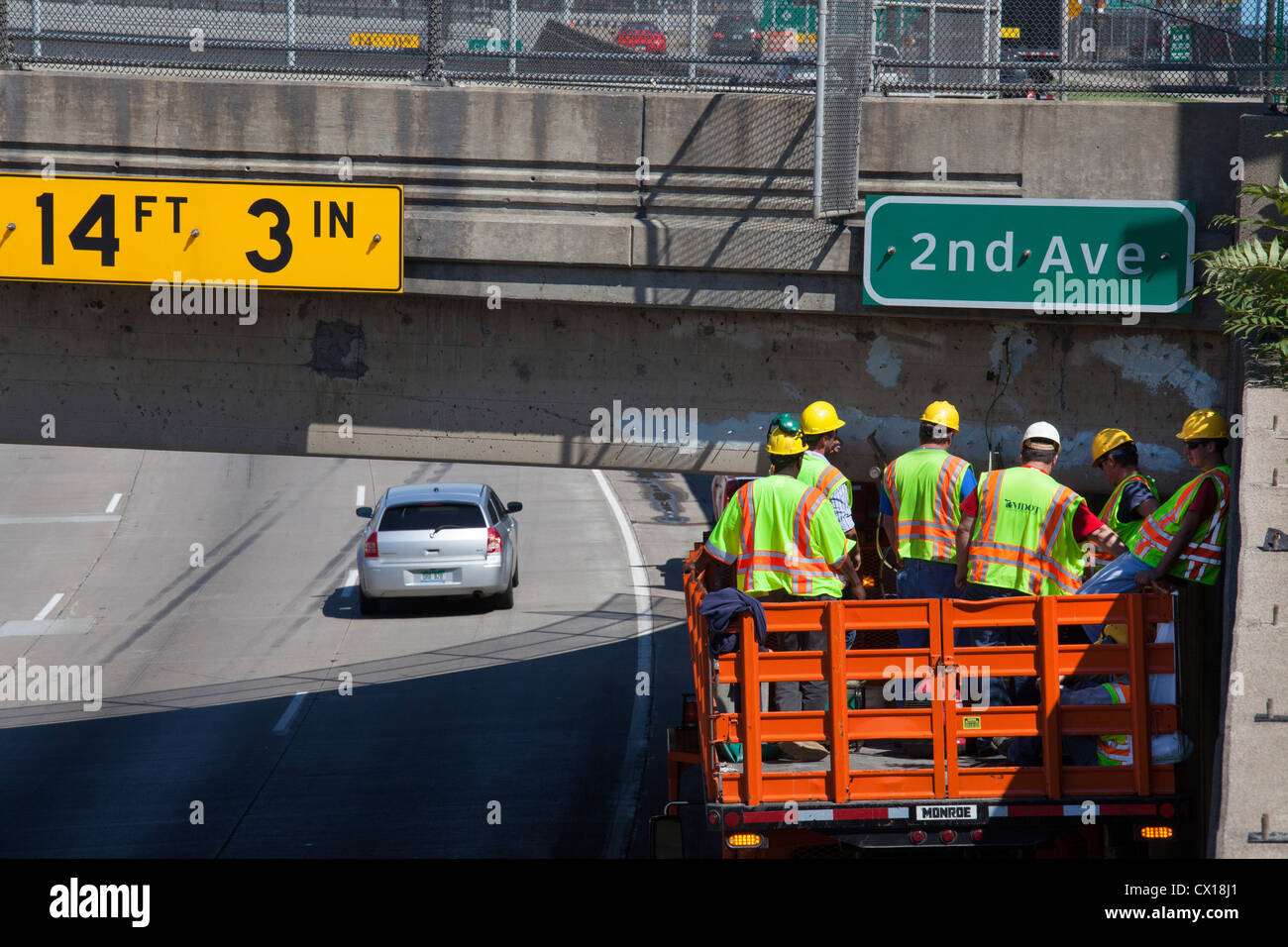 Detroit, Michigan - Le Département des transports du Michigan inspecte la 2e Avenue, pont au-dessus de l'Interstate 75. Banque D'Images