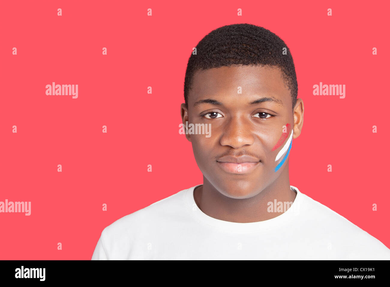 Portrait d'un African American man avec pavillon néerlandais sur son visage sur fond rouge Banque D'Images