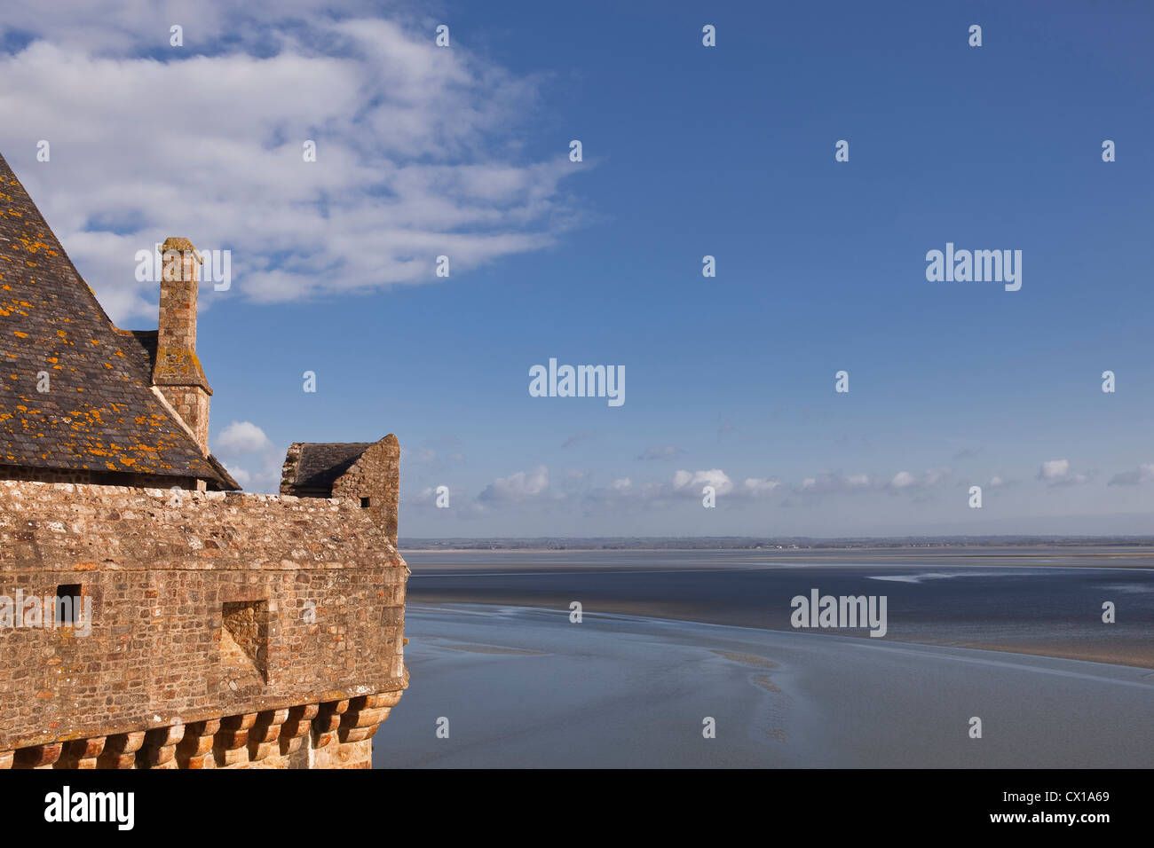 La vue sur la baie en face du Mont Saint Michel en Normandie, France. Banque D'Images