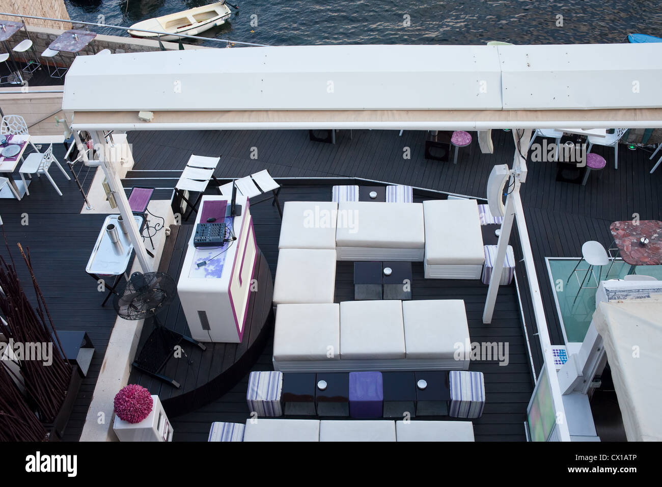 Club de plein air contemporain élégant sièges à Dubrovnik, Croatie, Dalmatie région. Banque D'Images