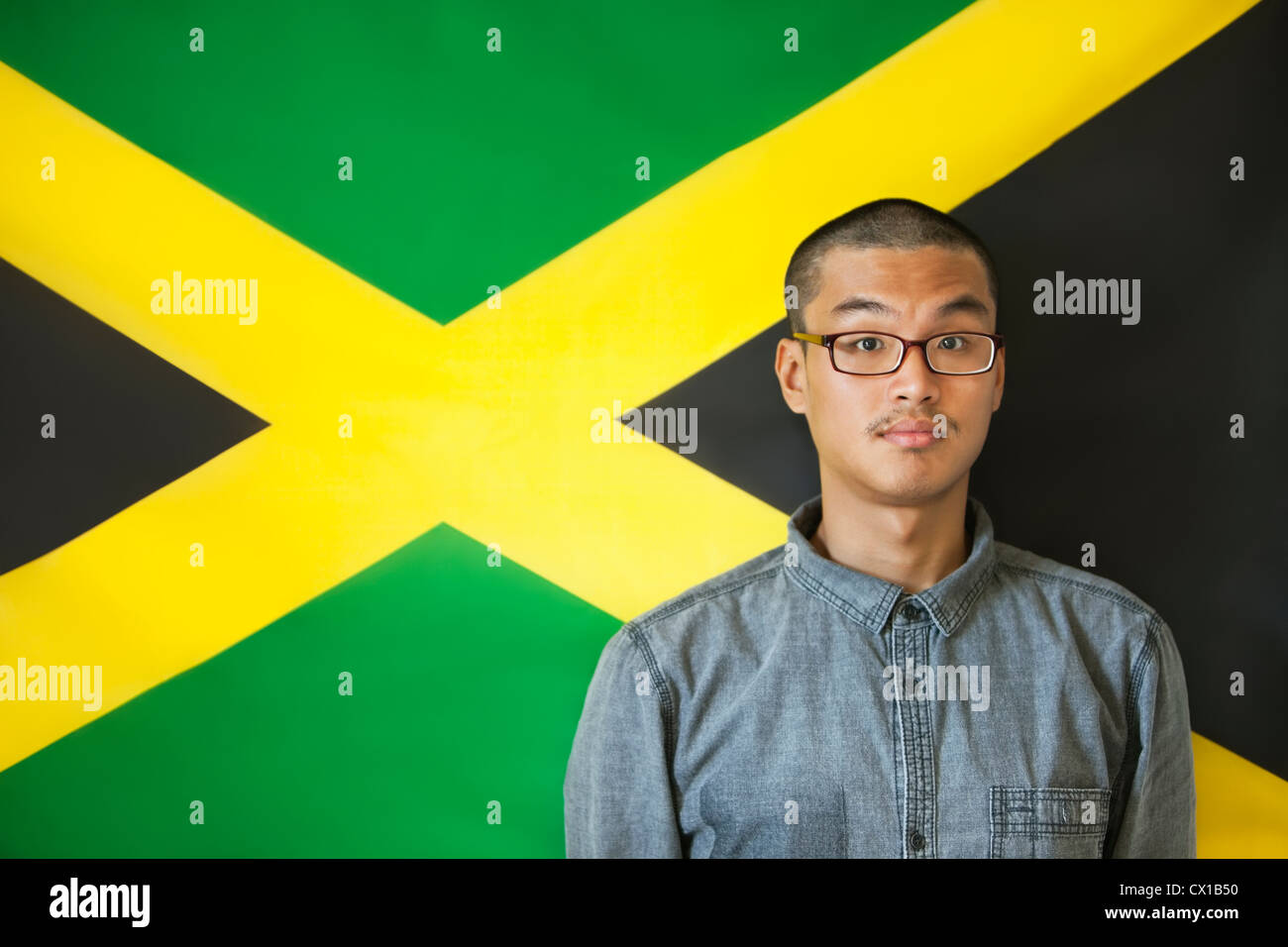 Portrait d'un homme avec les sourcils contre drapeau jamaïcain Banque D'Images