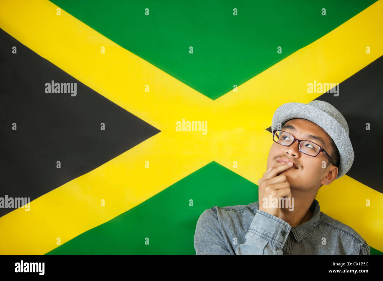 L'homme réfléchi contre drapeau jamaïcain Banque D'Images