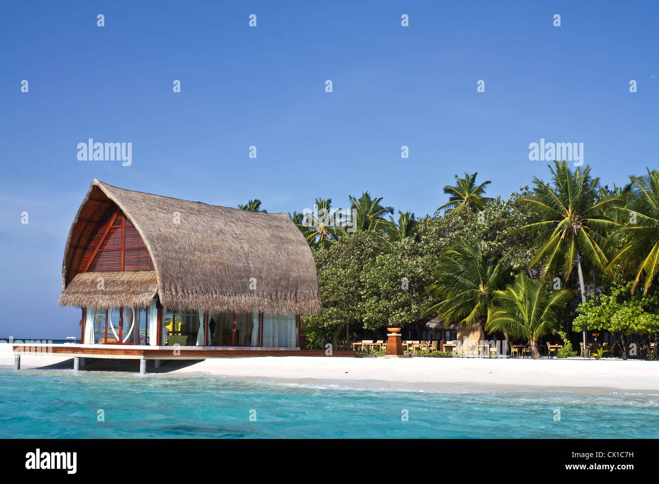 Photo de paysage beach house dans les Maldives avec ciel bleu océan Banque D'Images