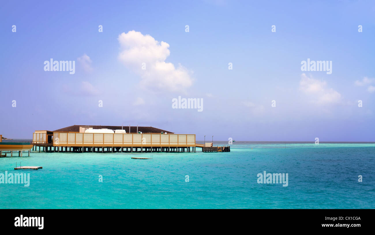 Photo de paysage Île dans l'océan, Villa sur pilotis avec des piscines. Les Maldives. Banque D'Images