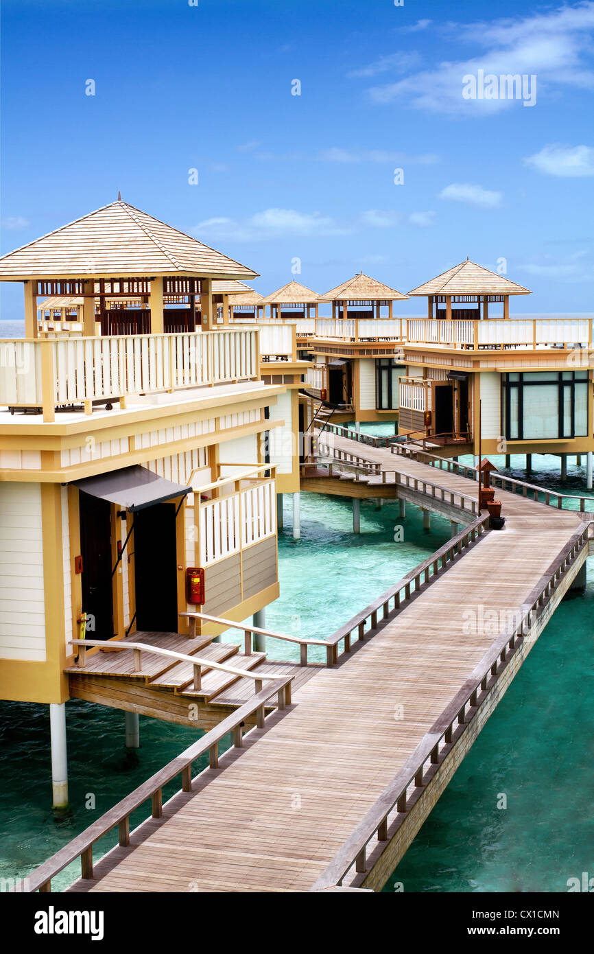 Photo de paysage Île dans l'océan, Villa sur pilotis avec des piscines. Les Maldives. Banque D'Images