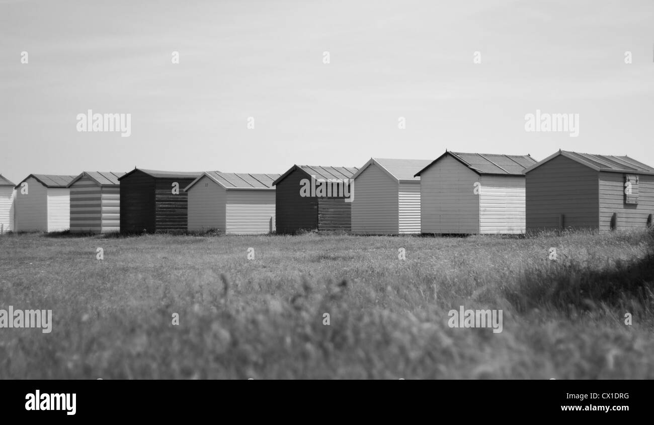 La ligne courbe du noir et blanc des cabines de plage à Hayling Island Sea front Banque D'Images
