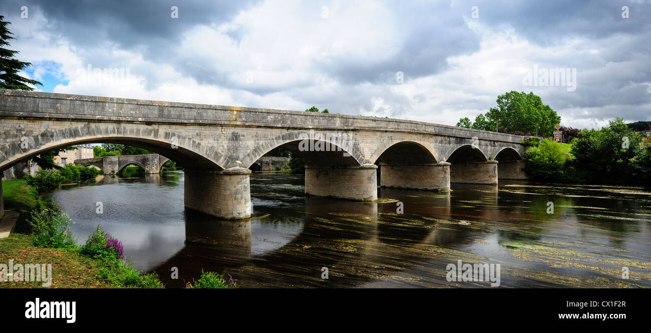 Pont sur la rivière Gartempe à Saint Savin, Indre, France Banque D'Images