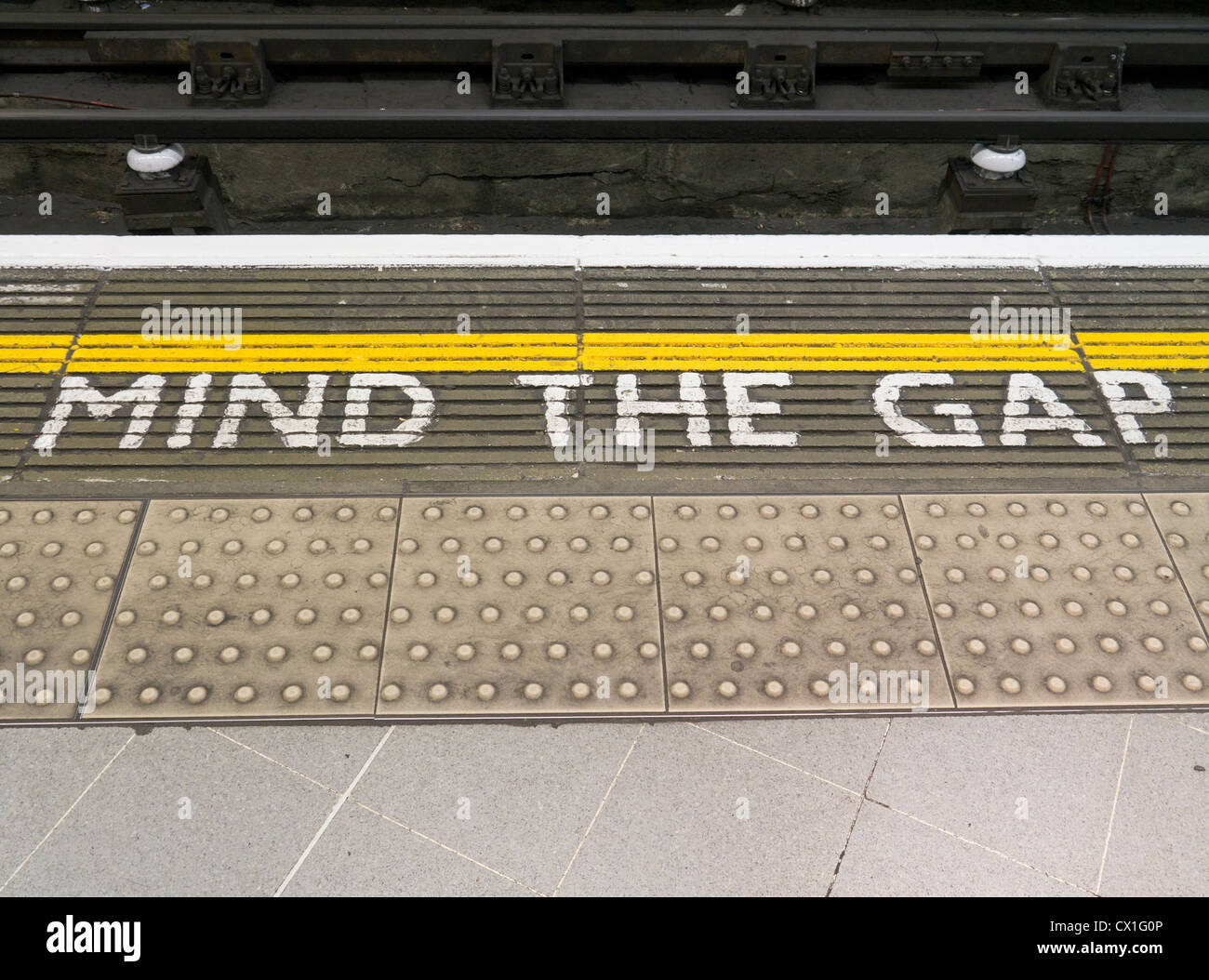 Mind the Gap Londres métro signe sur le bord de la plate-forme. Banque D'Images