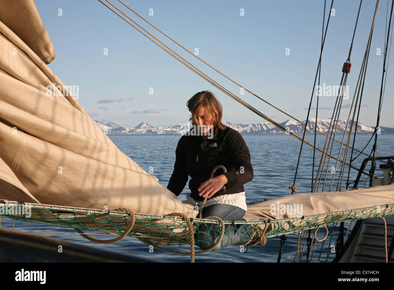 Traitement marin naviguer sur le pont du grand voilier trois-mâts barque-goélette / Antigua sailing auprès des touristes vers le Svalbard, Spitzberg, Norvège Banque D'Images
