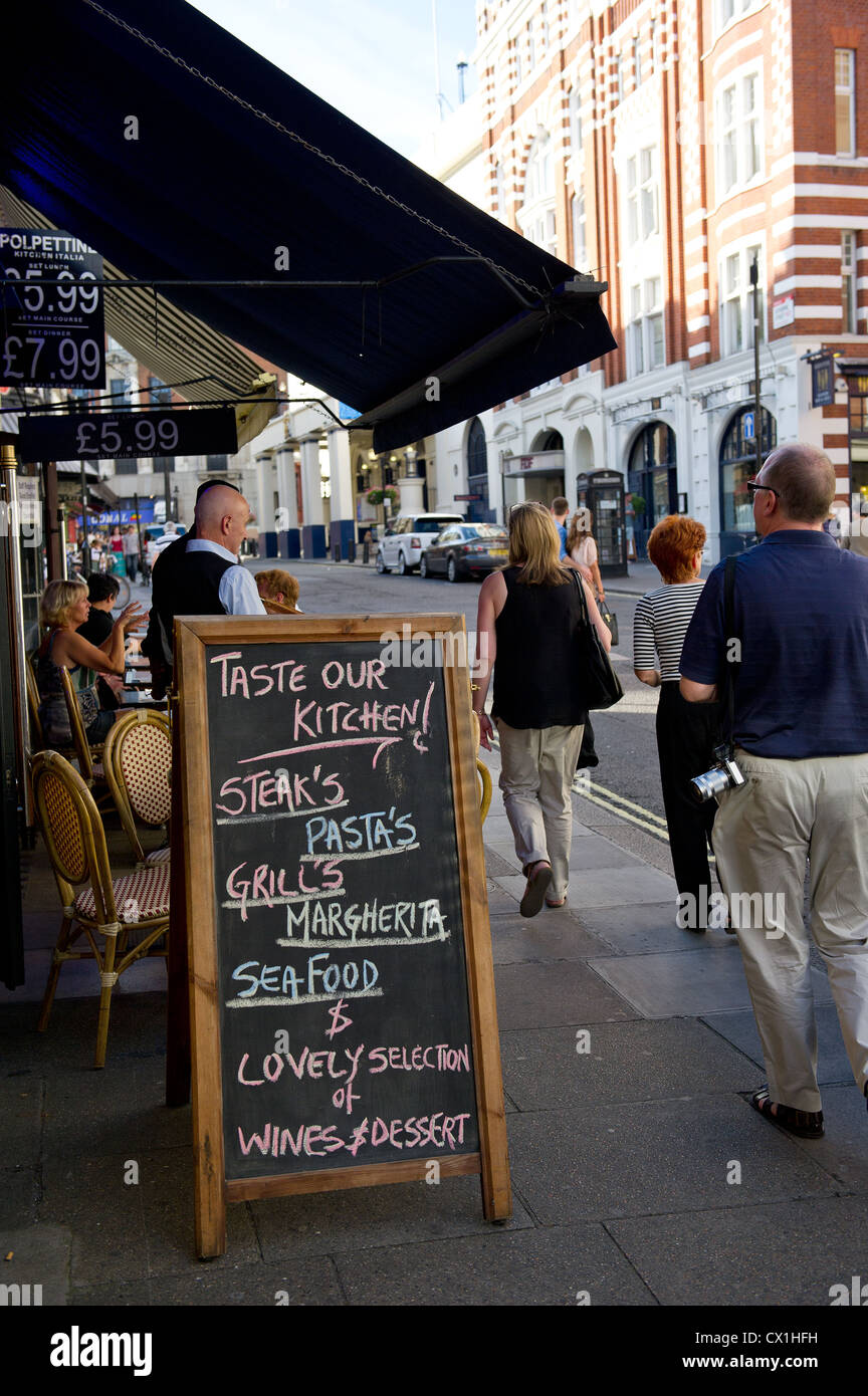 Un conseil alimentaire publicité à l'extérieur d'un restaurant à Londres Banque D'Images