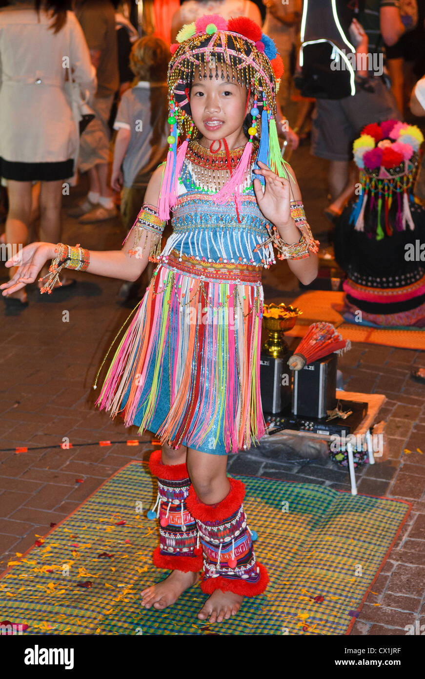 Tribu Lisu hill girl dancing dans le marché de nuit de Chiang Mai, Thaïlande Banque D'Images