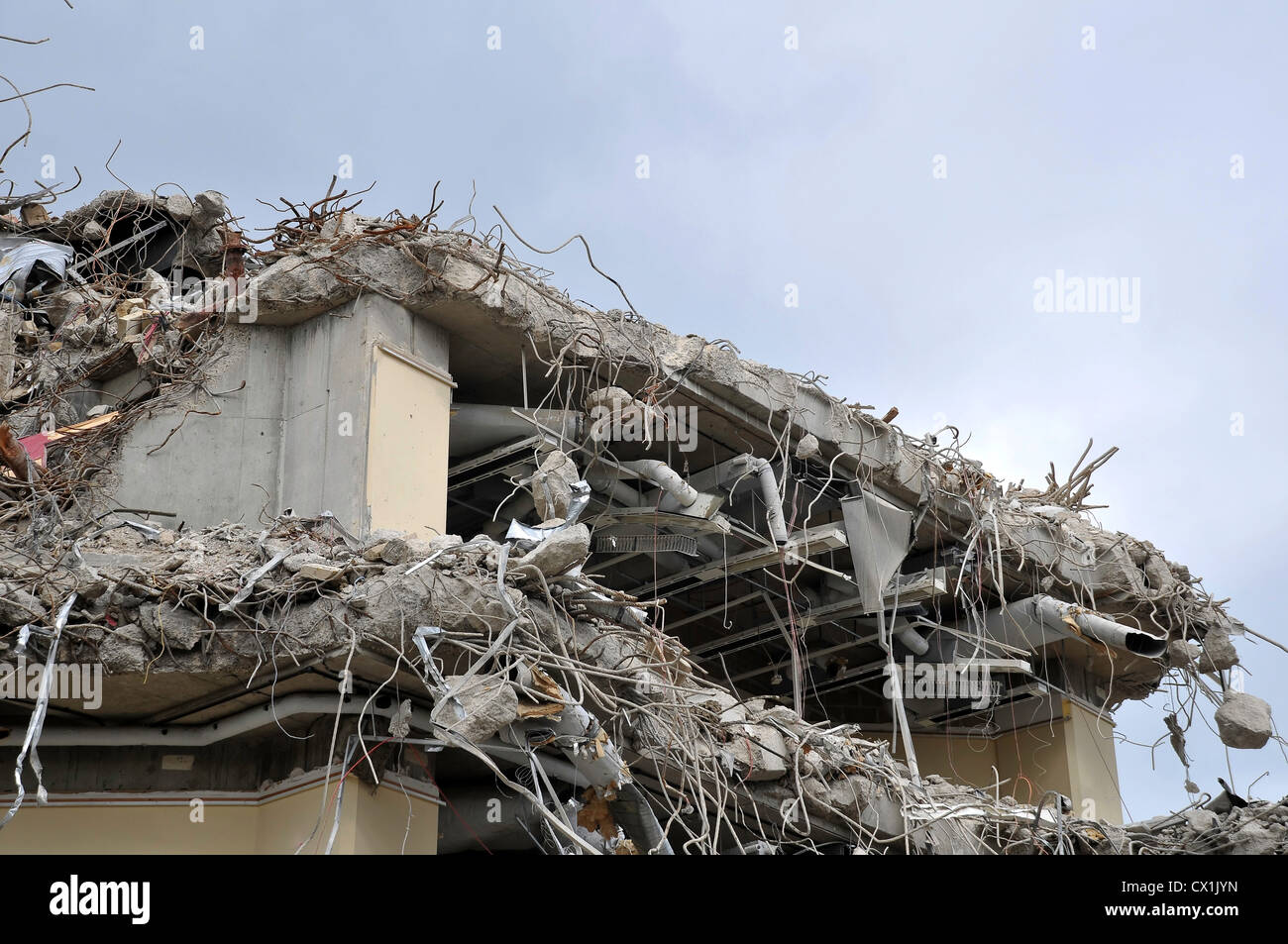 Côté de la construction en cours de démolition de béton et visible sur le fil Banque D'Images