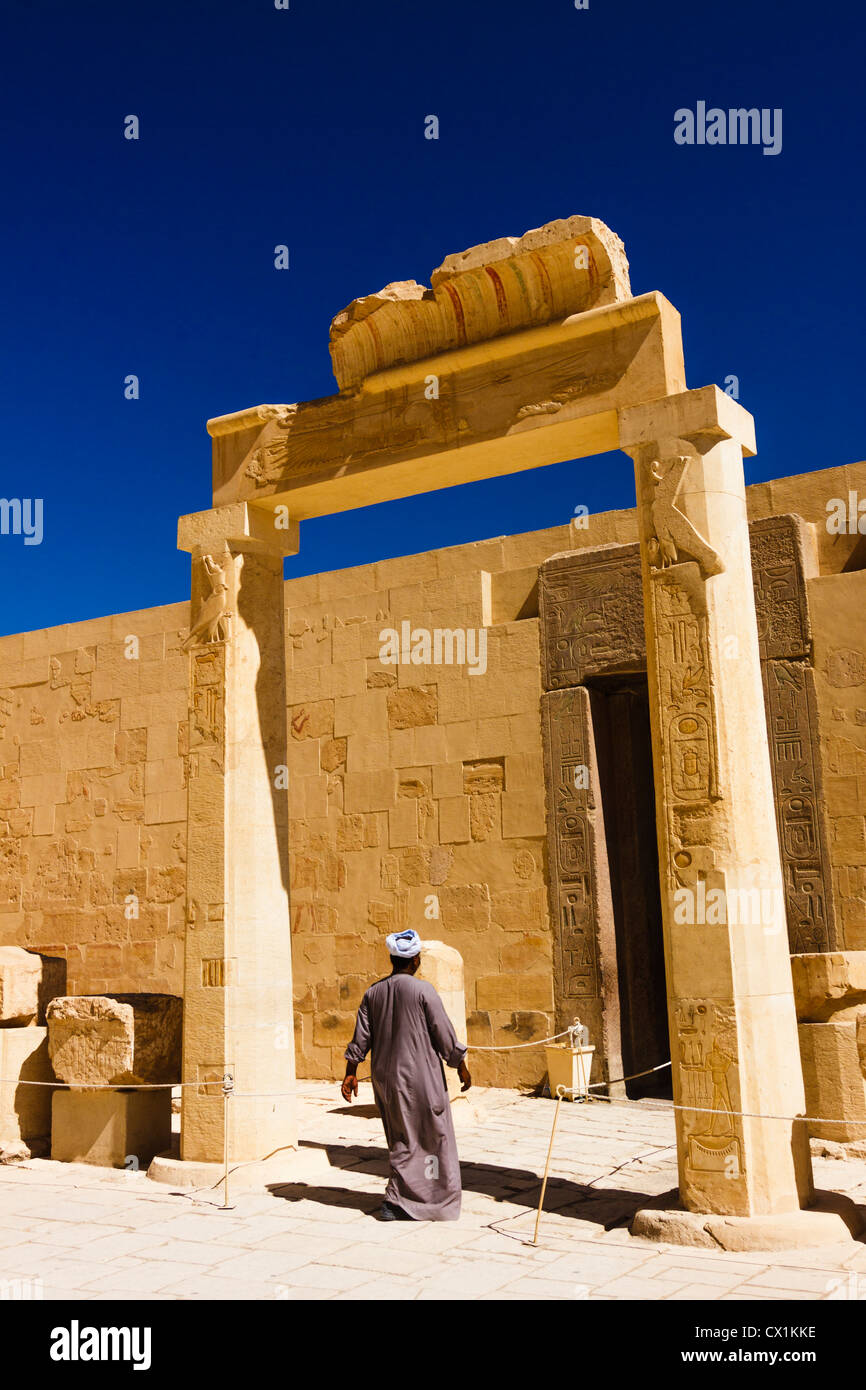 L'homme égyptien à l'entrée de la chapelle d'Hathor au Temple d'Hatshepsout, Luxor, Cisjordanie, l'Egypte Banque D'Images