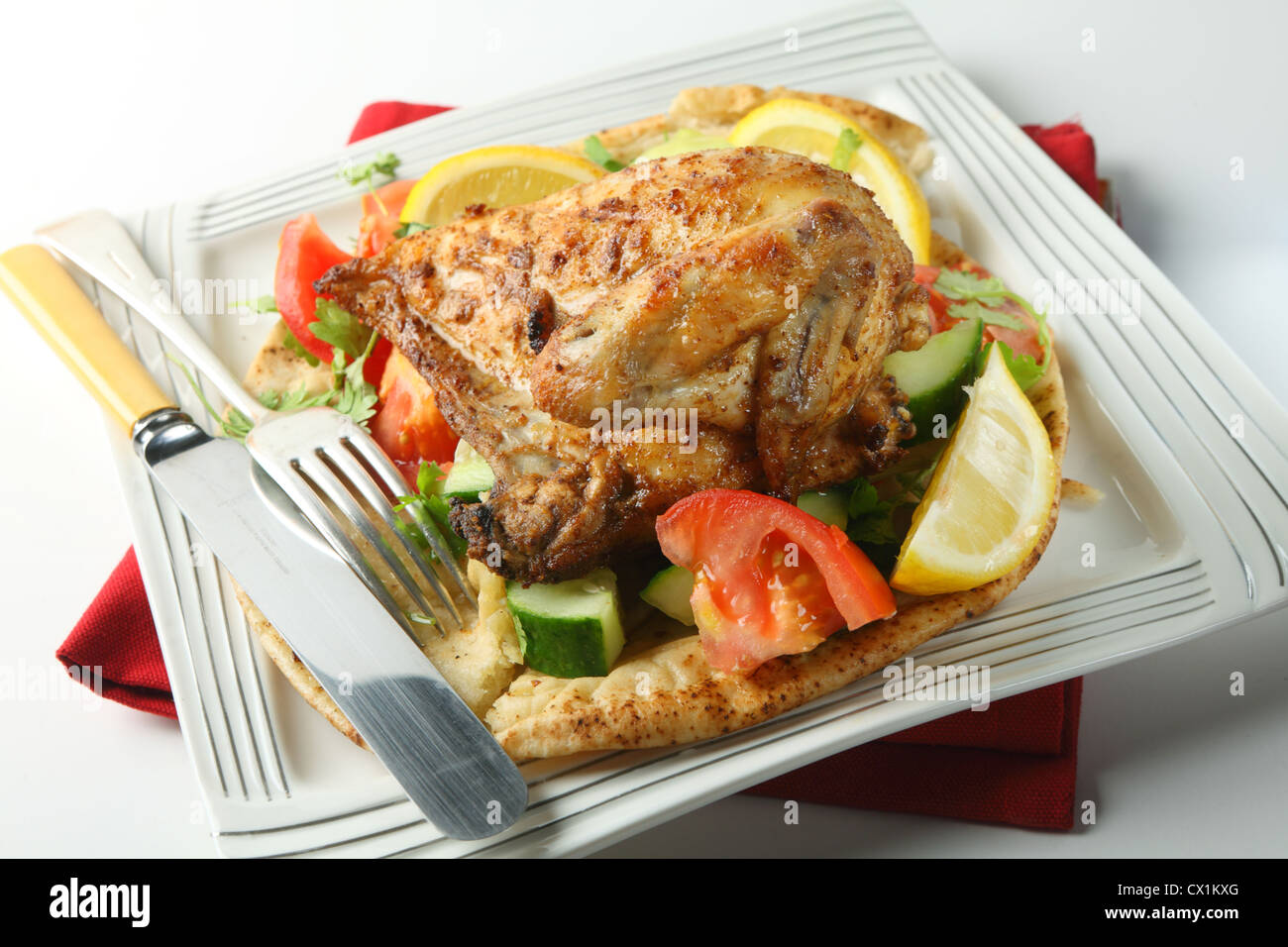 La mi-est du poulet barbecue de style. À l'origine un plat égyptien mais maintenant très populaire en Israël et d'autres pays du Moyen-Orient, Banque D'Images
