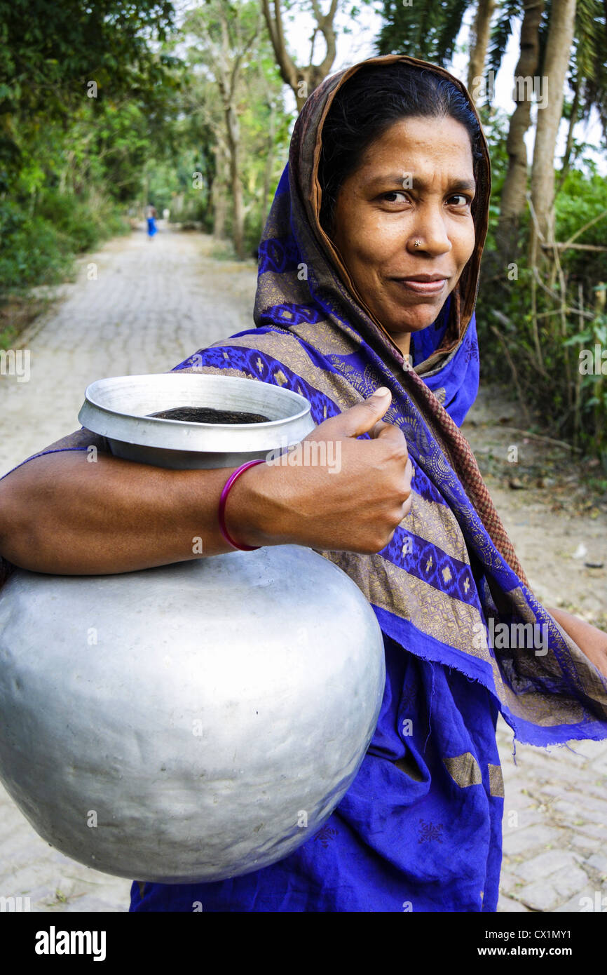 Portrait de femme avec sari portant de l'eau cruche à Bagerhat , Bangladesh Banque D'Images