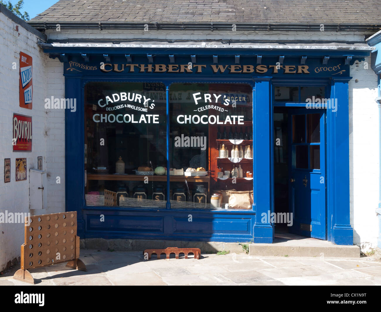 Réplique d'une boutique d'épiceries victorienne avec de la publicité pour Fry's et Cadbury's chocolat sur la fenêtre Banque D'Images