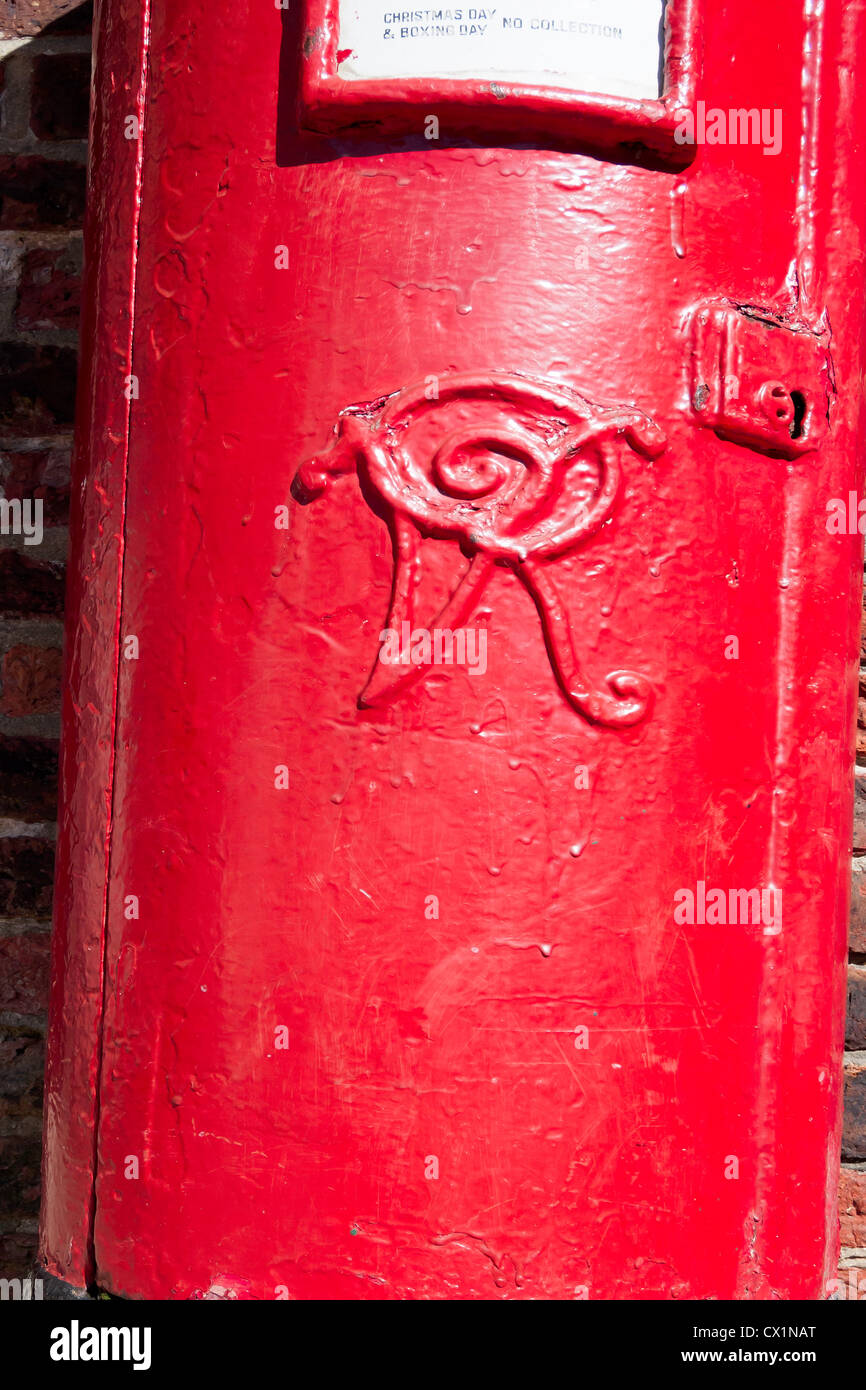 Close up d'un ancien post box de l'époque victorienne avec insignia VR pour Victoria Regina Banque D'Images